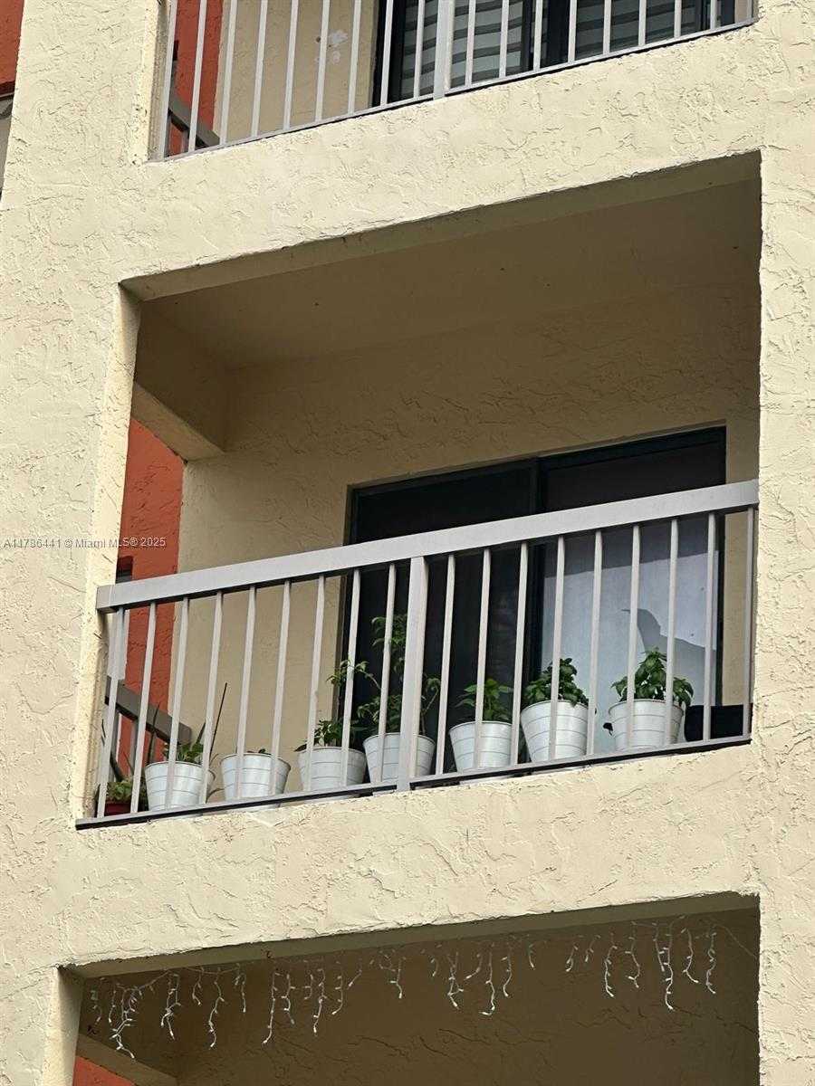 Small Image of 8180 GENEVA CT #323, Doral Number 4