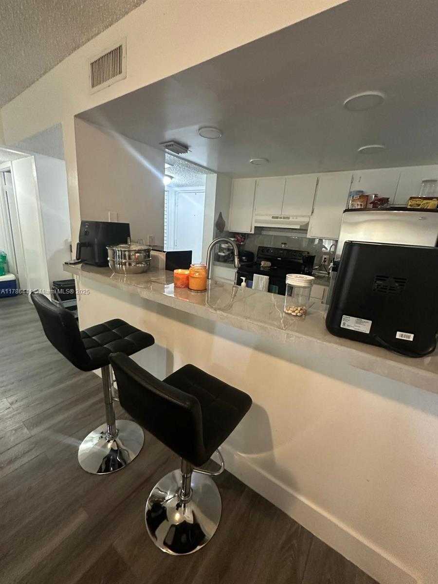 Small Image of 8180 GENEVA CT #323, Doral Number 5
