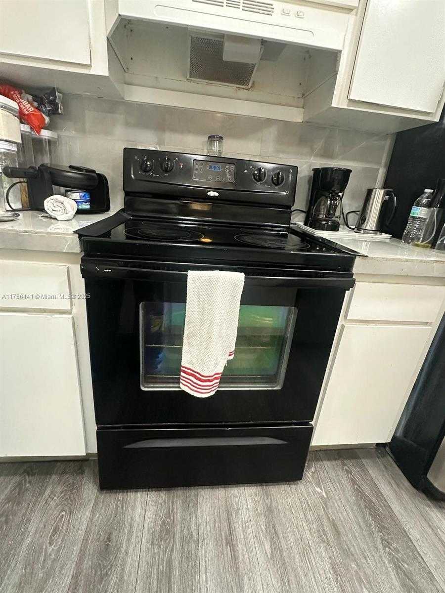 Small Image of 8180 GENEVA CT #323, Doral Number 6