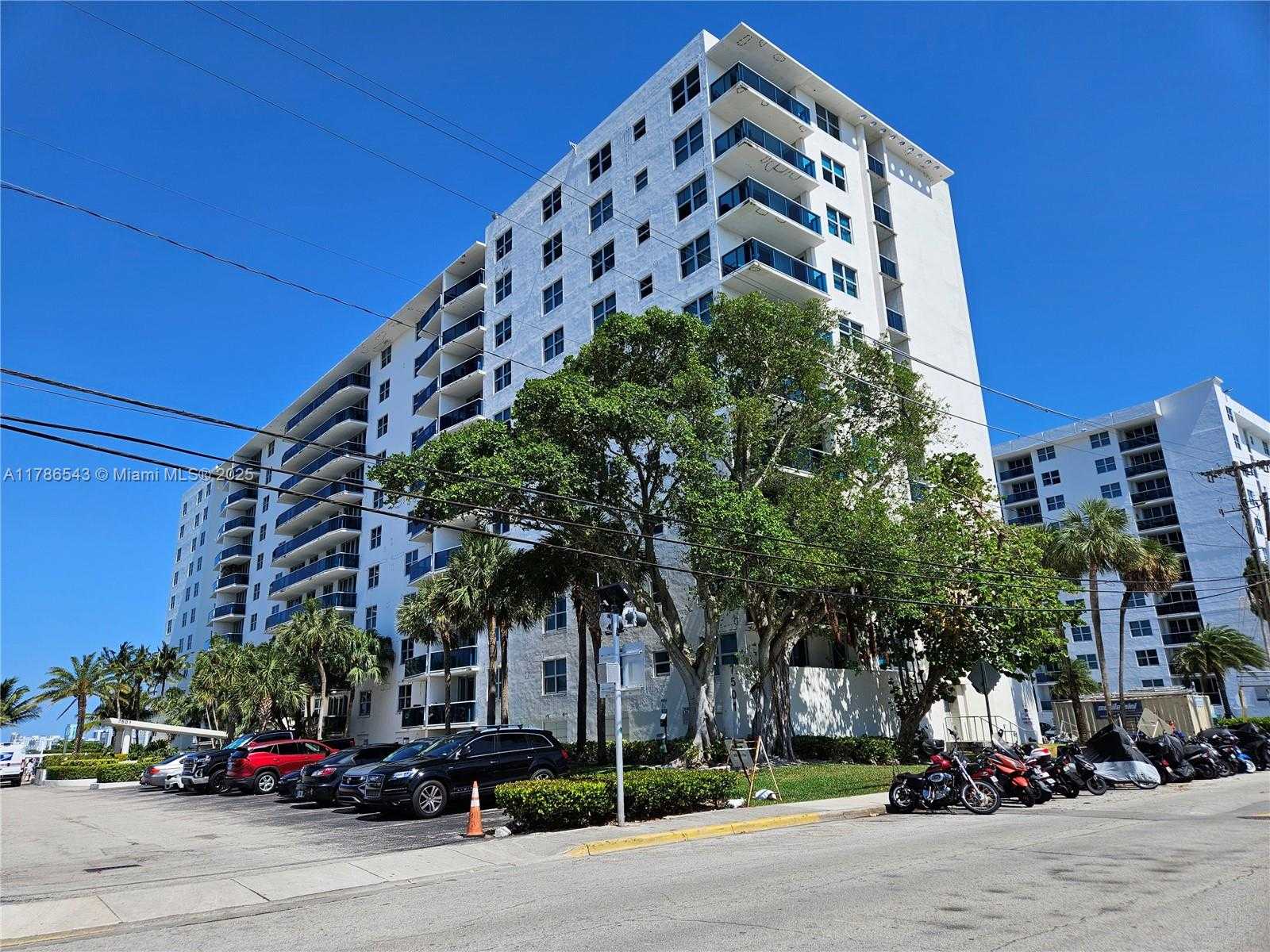 Small Image of 7501 EAST TREASURE DR #1L, North Bay Village Number 2