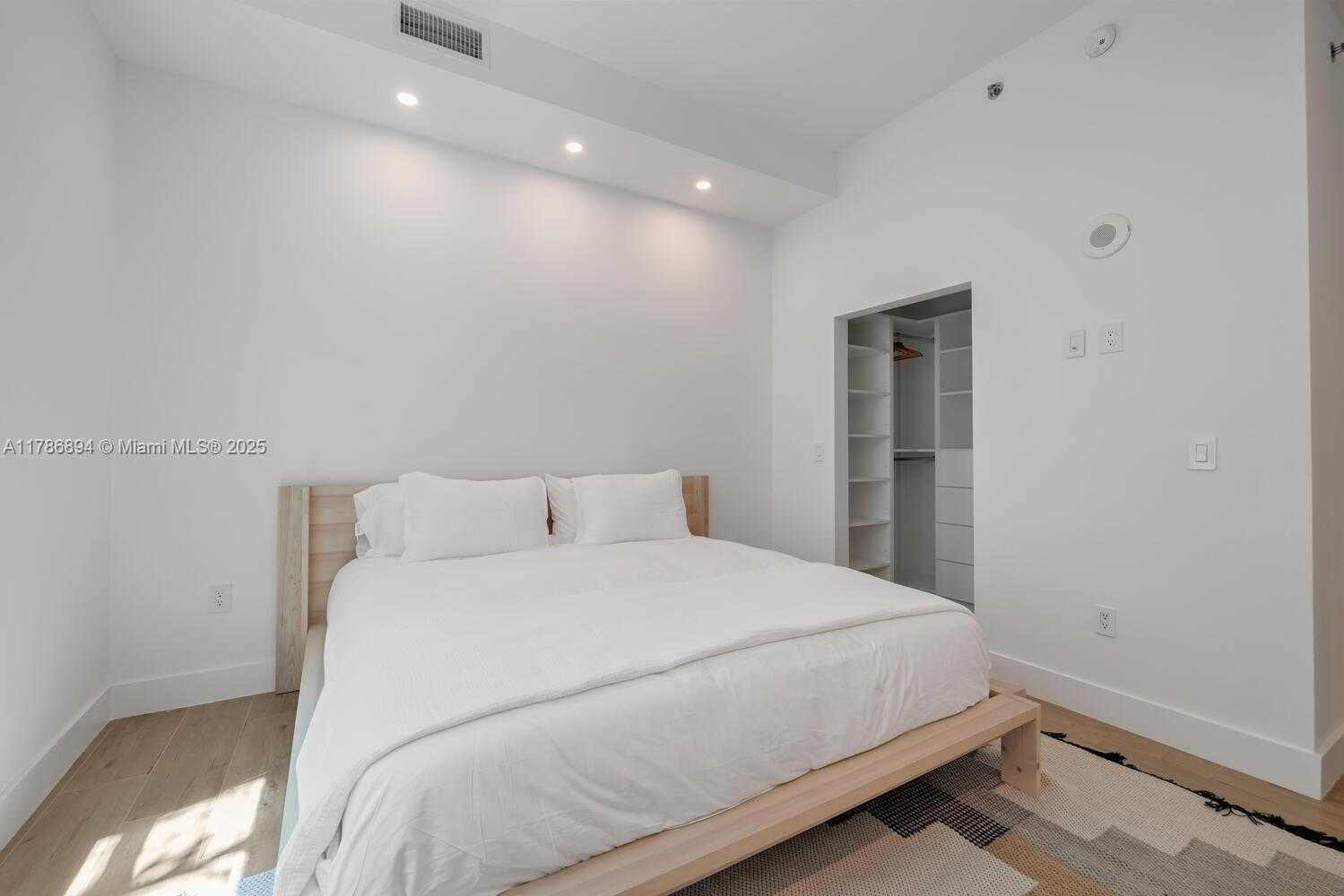 Small Image of 950 BRICKELL BAY DR #201, Miami Number 18