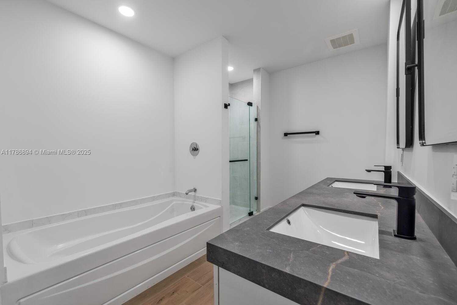 Small Image of 950 BRICKELL BAY DR #201, Miami Number 24