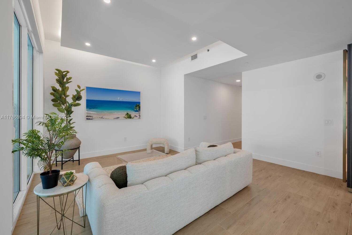 Small Image of 950 BRICKELL BAY DR #201, Miami Number 4