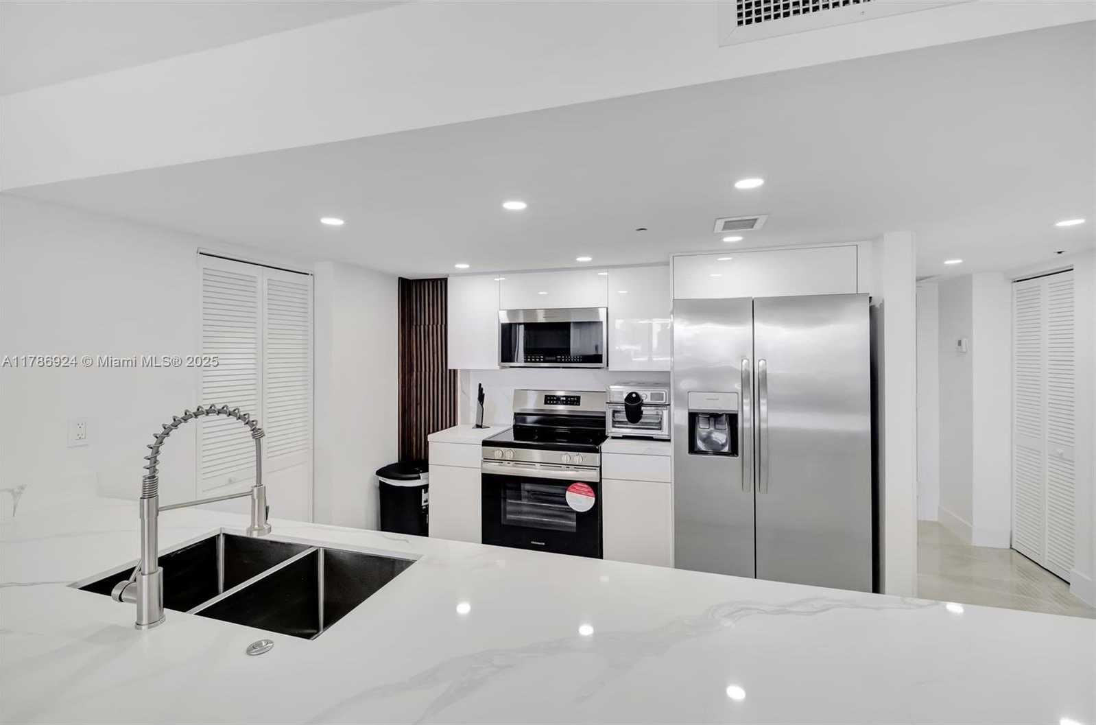 Small Image of 1717 NORTH BAYSHORE DR #A-1956, Miami Number 10