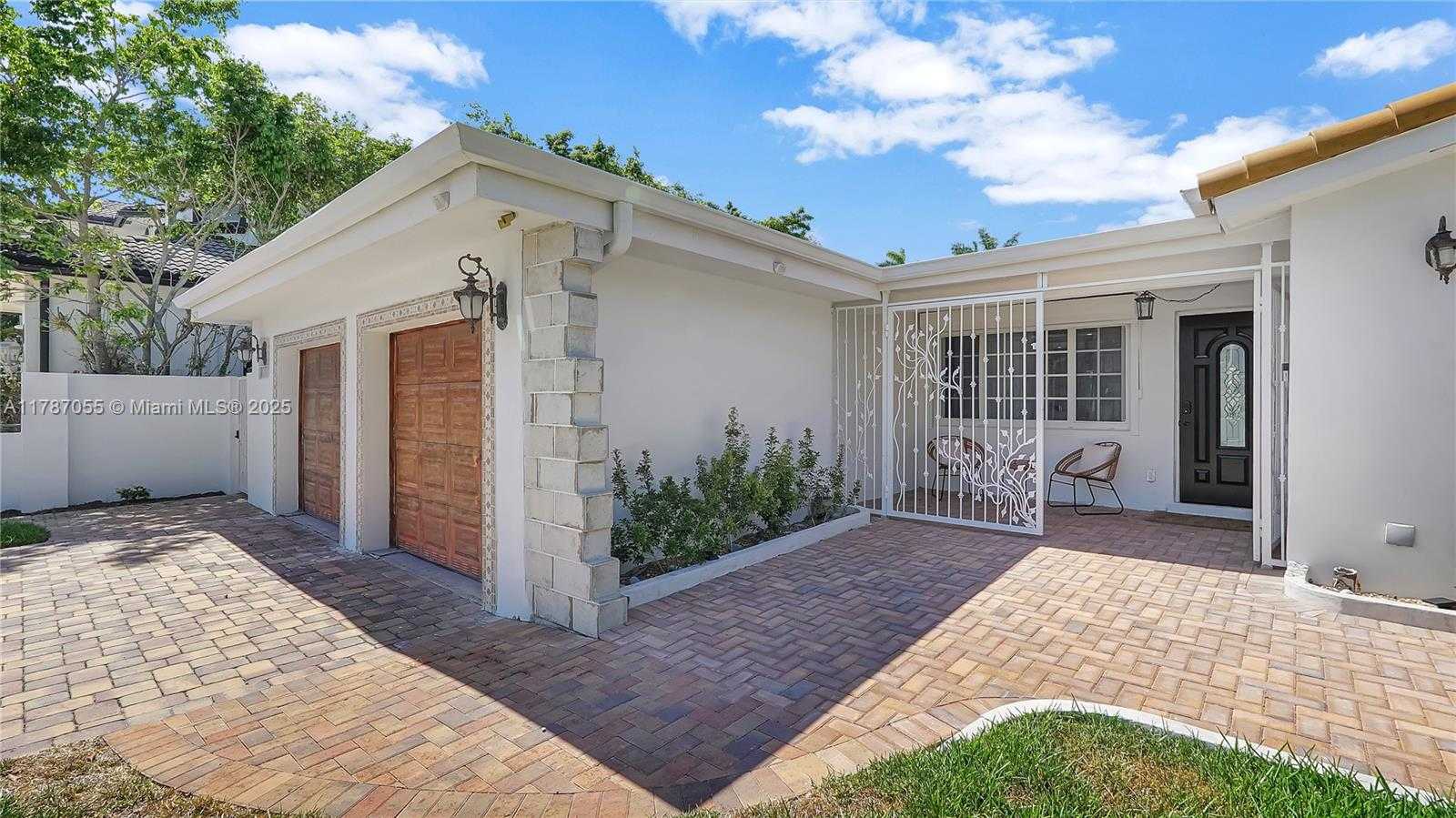 Small Image of 1311 PIERCE ST, Hollywood Number 3