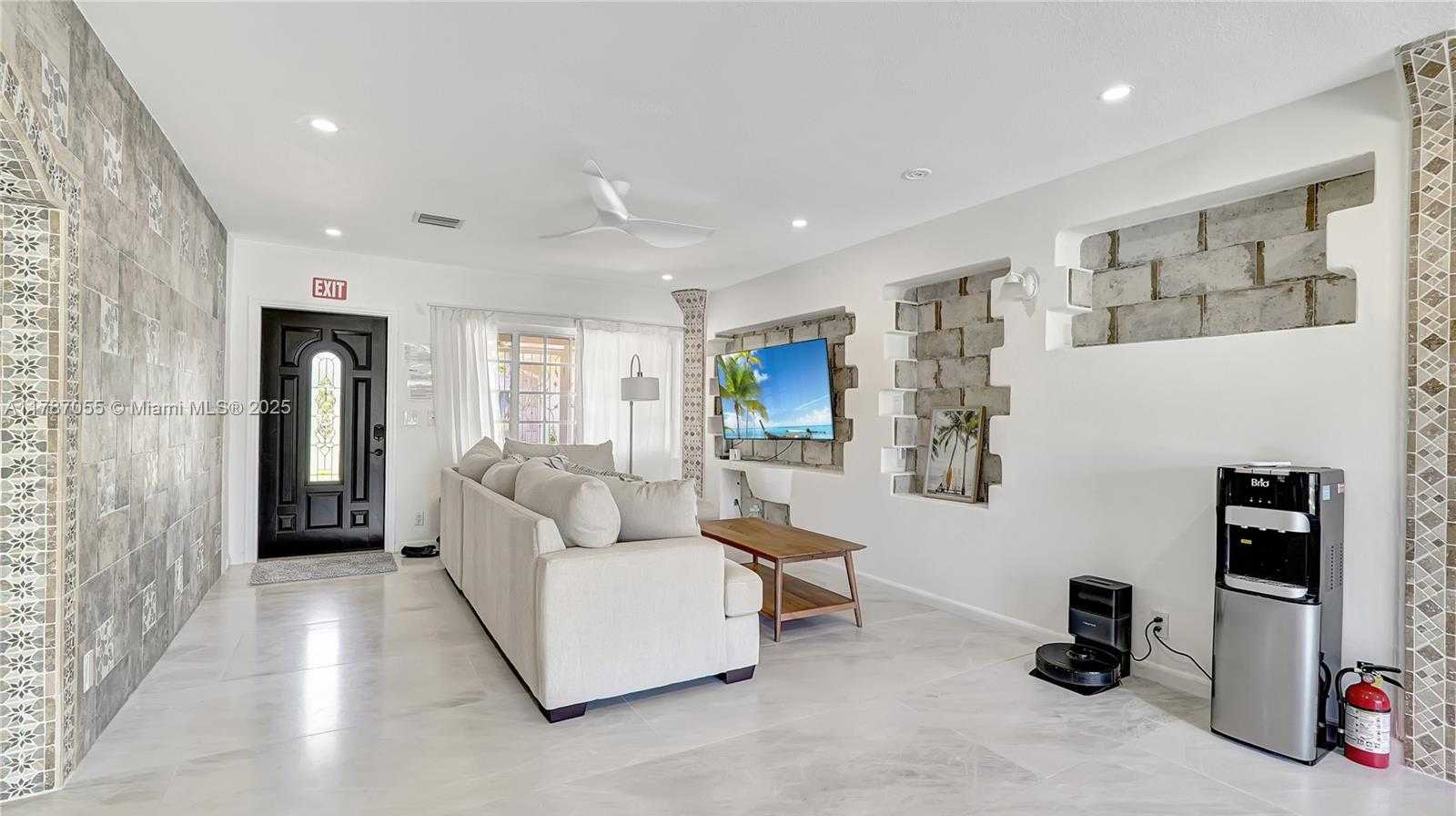 Small Image of 1311 PIERCE ST, Hollywood Number 5
