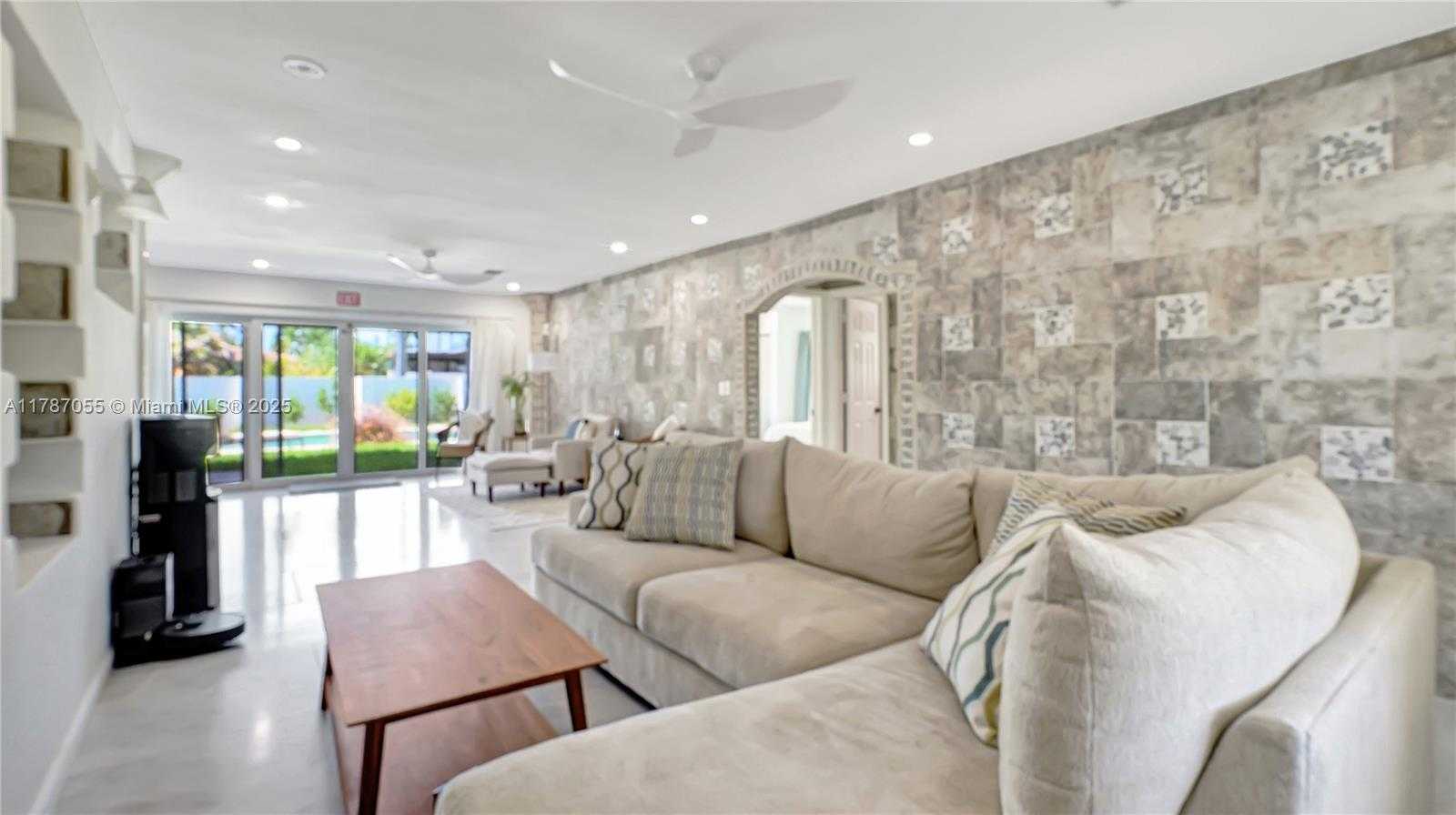 Small Image of 1311 PIERCE ST, Hollywood Number 7