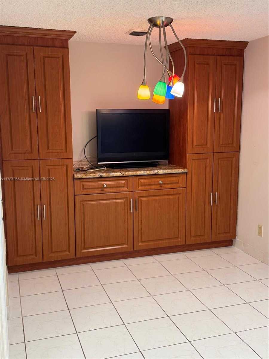 Small Image of 2500 PARKVIEW DR #801, Hallandale Beach Number 7
