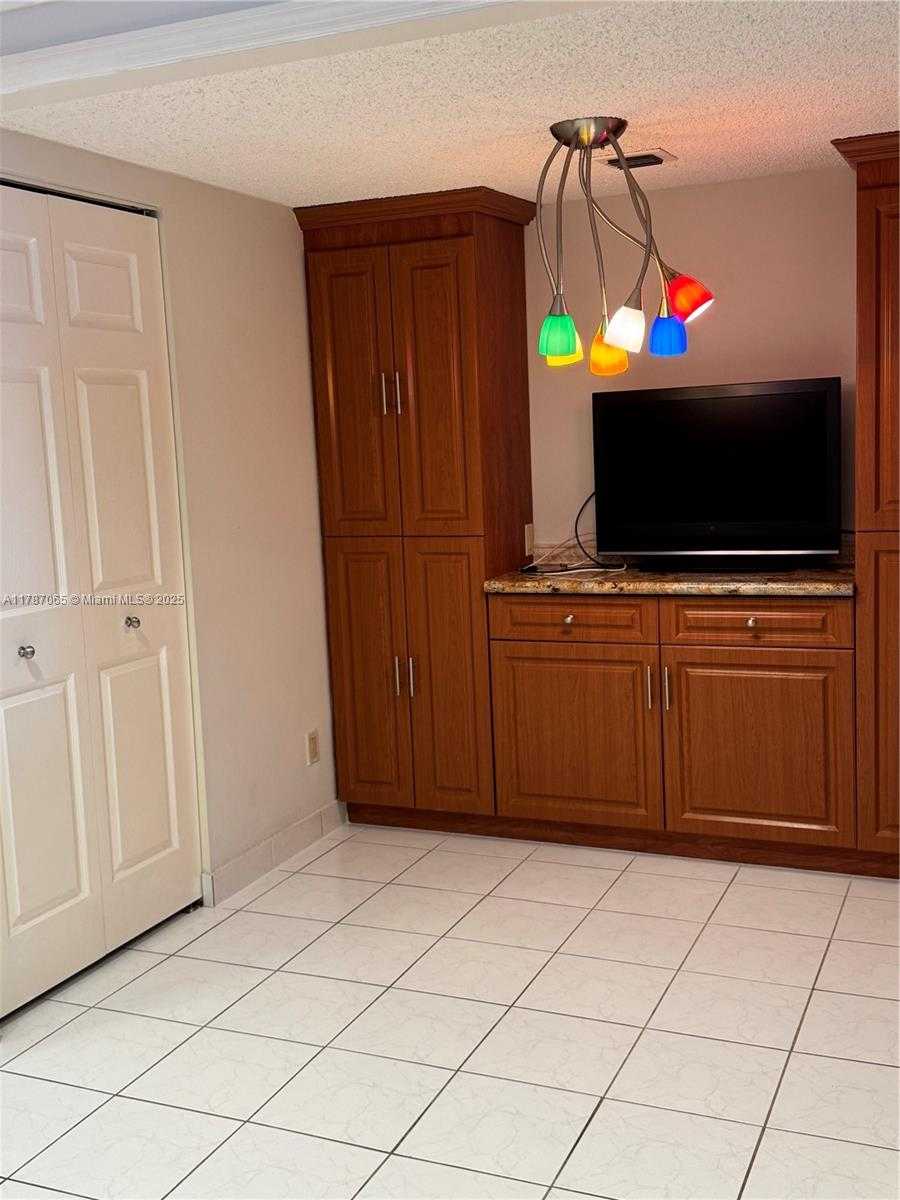Small Image of 2500 PARKVIEW DR #801, Hallandale Beach Number 8