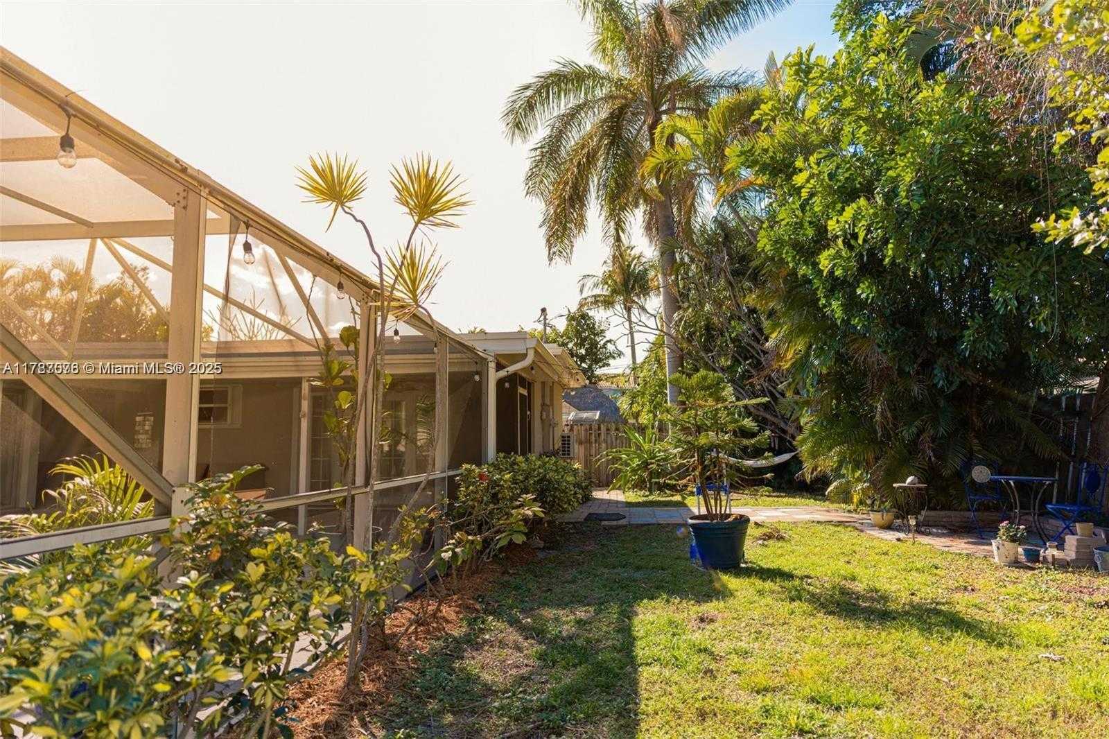 Small Image of 809 SOUTH EAST 14TH DR, Deerfield Beach Number 2