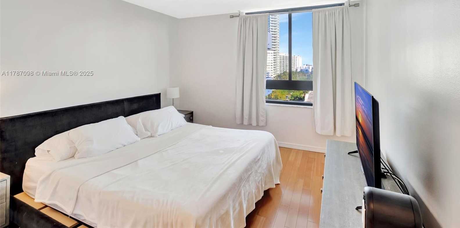 Small Image of 1330 WEST AVE #909, Miami Beach Number 11