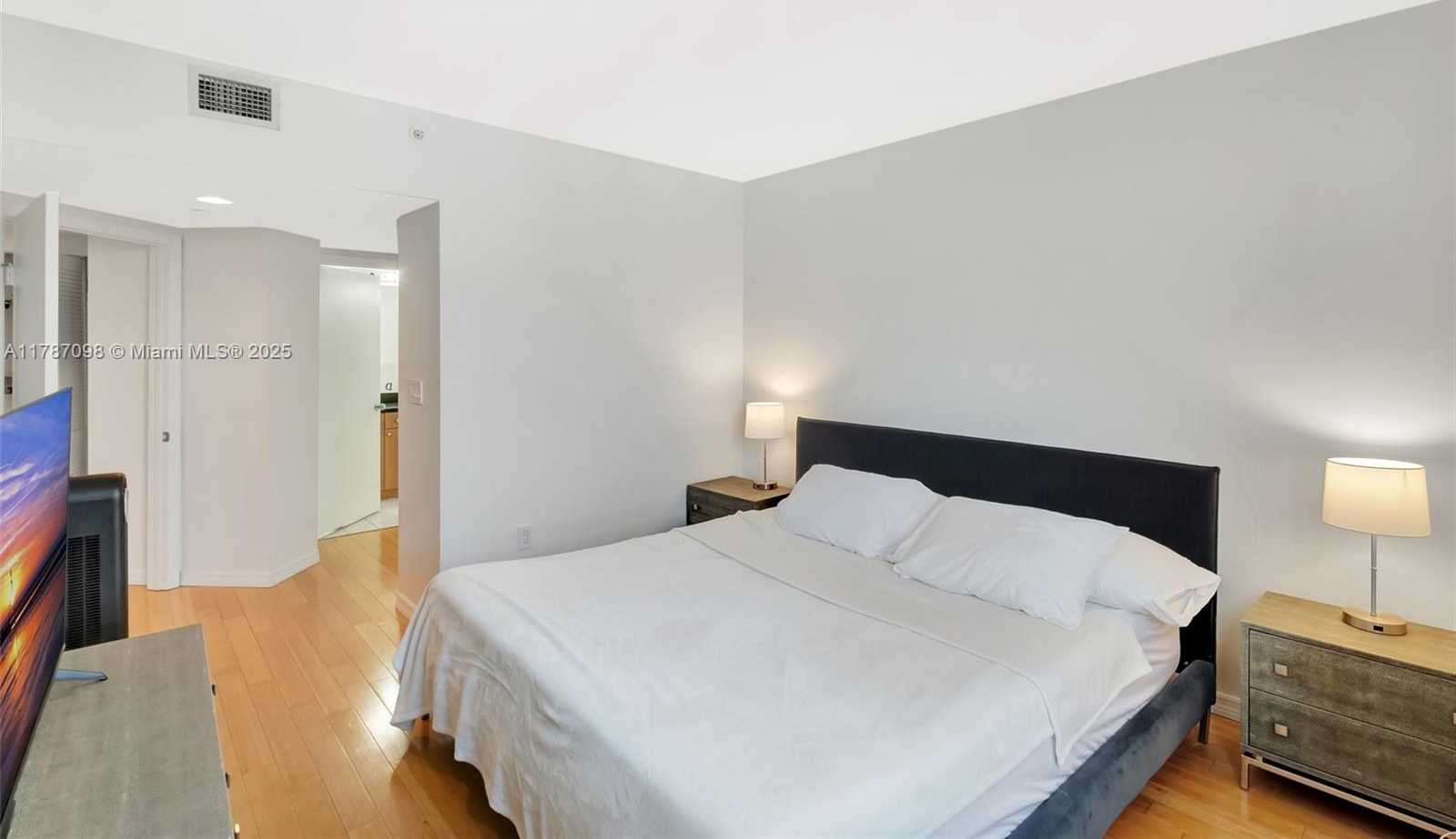 Small Image of 1330 WEST AVE #909, Miami Beach Number 12