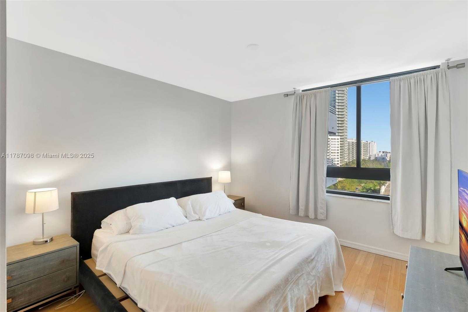 Small Image of 1330 WEST AVE #909, Miami Beach Number 13