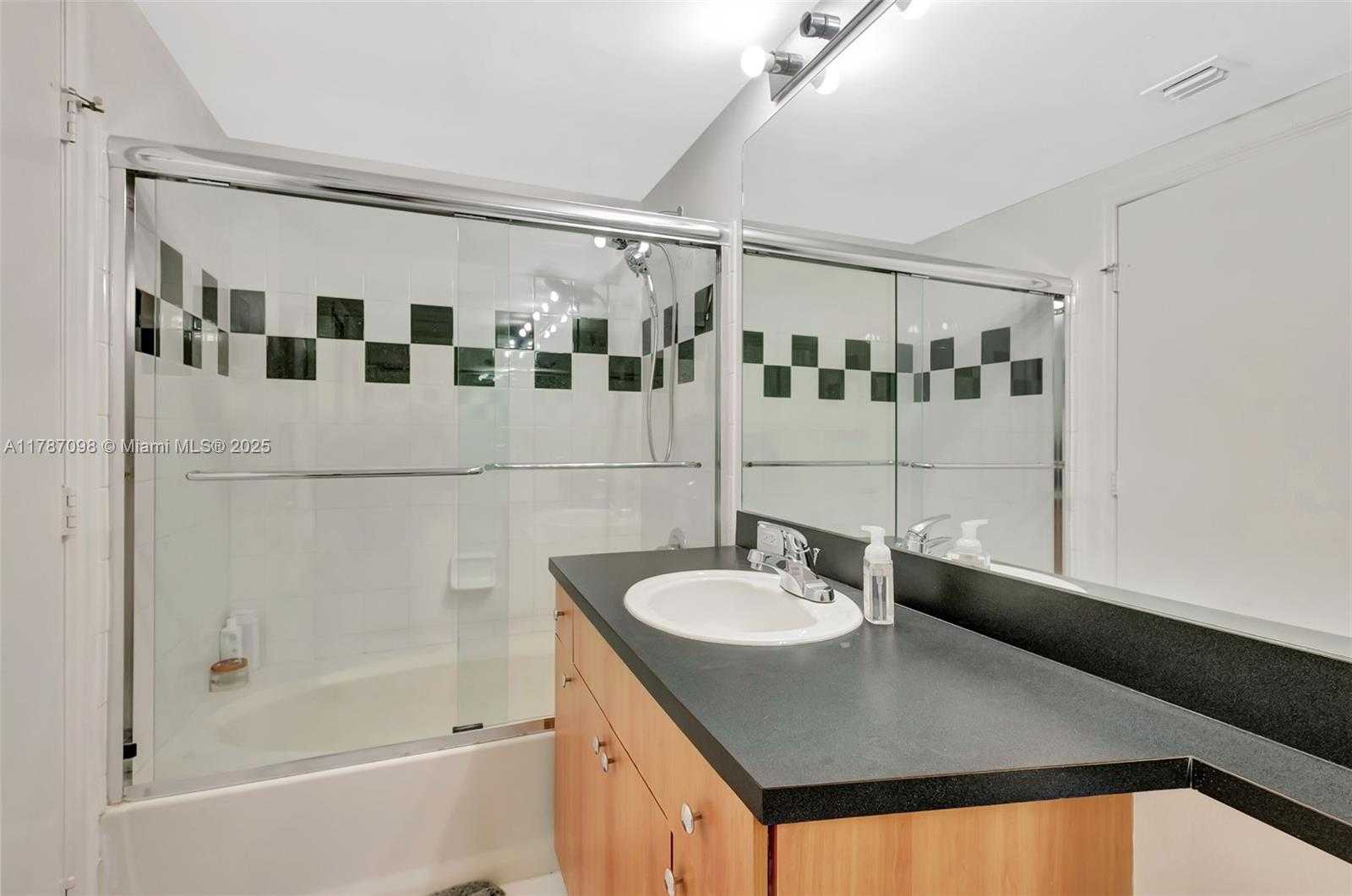 Small Image of 1330 WEST AVE #909, Miami Beach Number 14