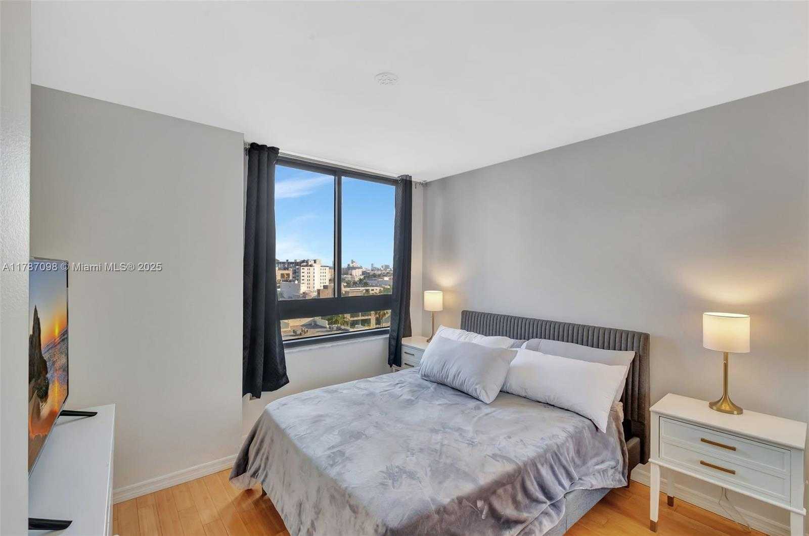 Small Image of 1330 WEST AVE #909, Miami Beach Number 16