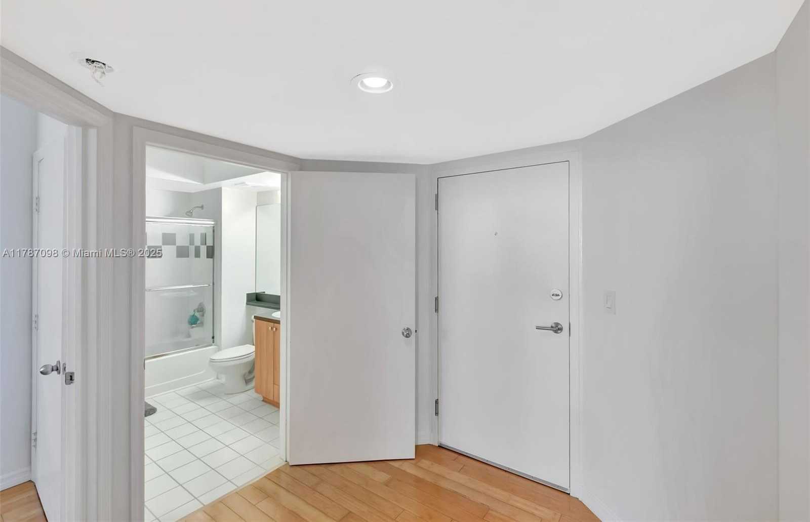 Small Image of 1330 WEST AVE #909, Miami Beach Number 18