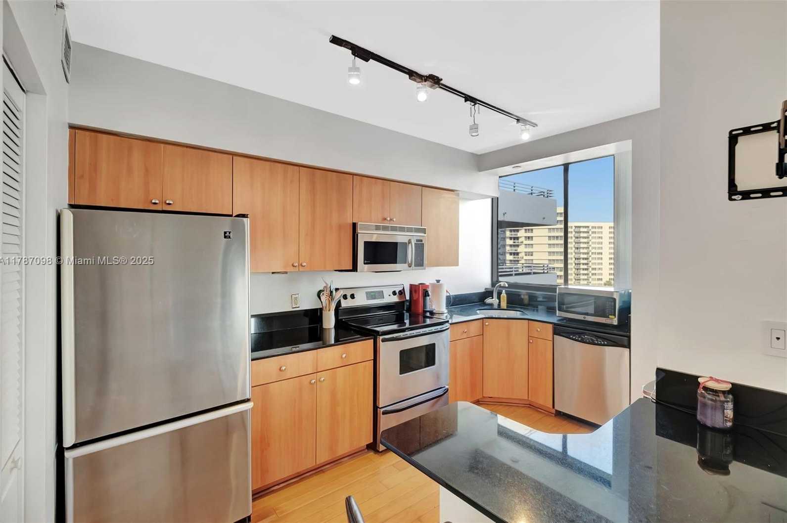 Small Image of 1330 WEST AVE #909, Miami Beach Number 2