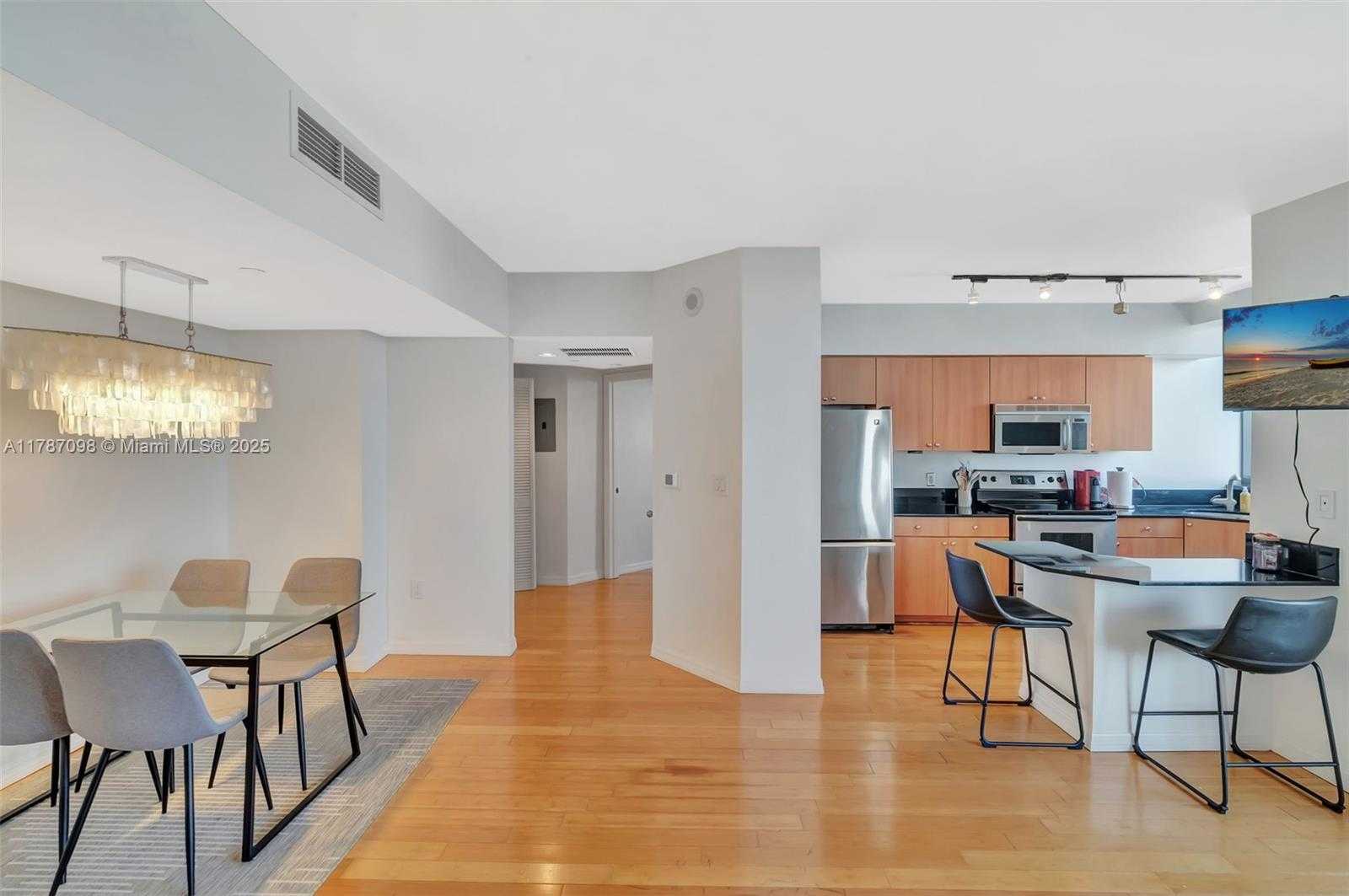 Small Image of 1330 WEST AVE #909, Miami Beach Number 4