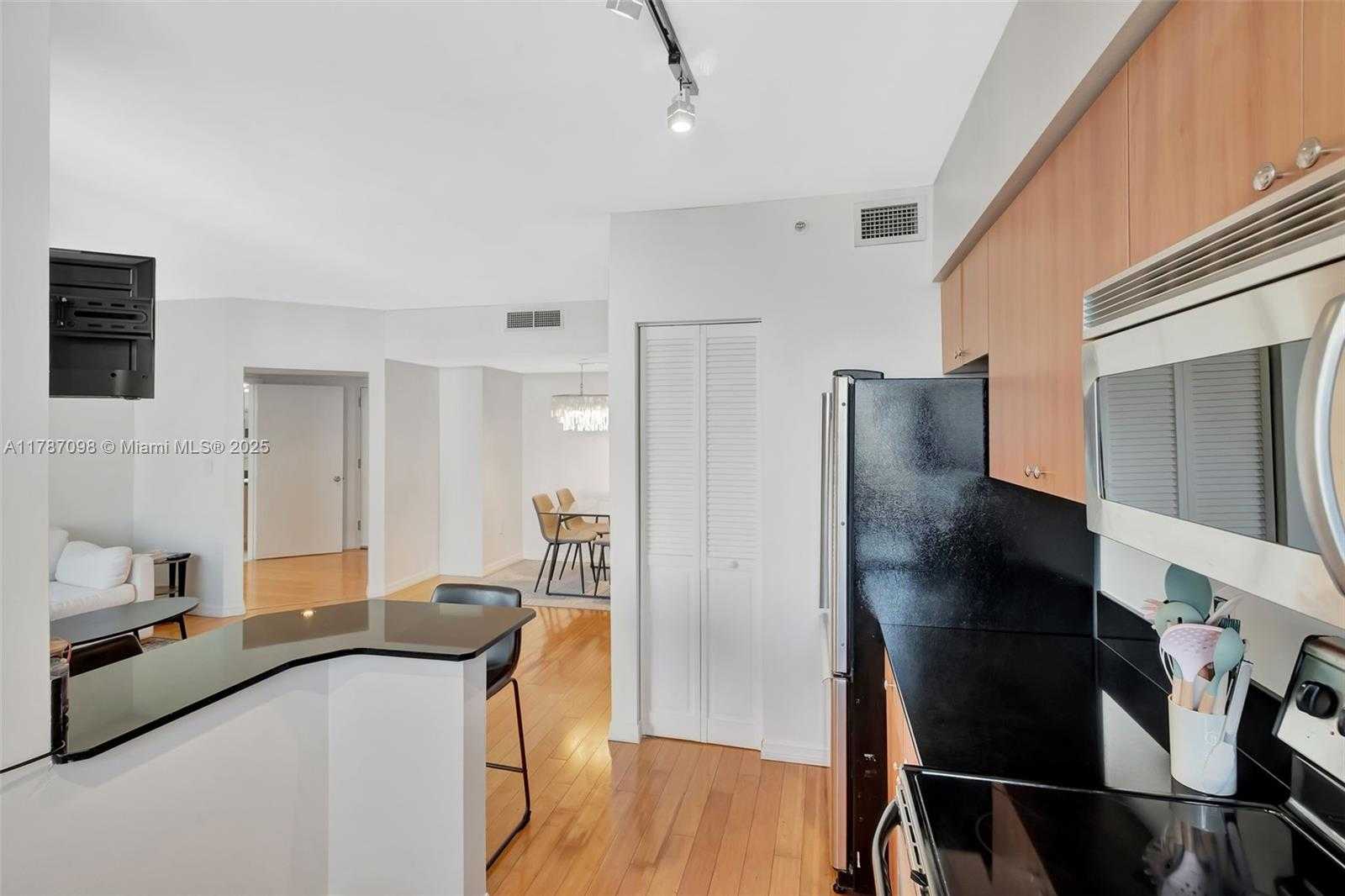 Small Image of 1330 WEST AVE #909, Miami Beach Number 5