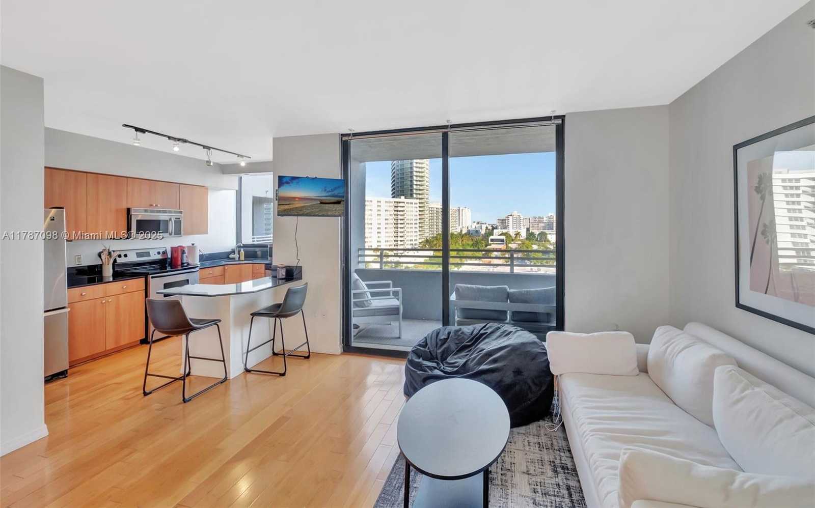 Small Image of 1330 WEST AVE #909, Miami Beach Number 8