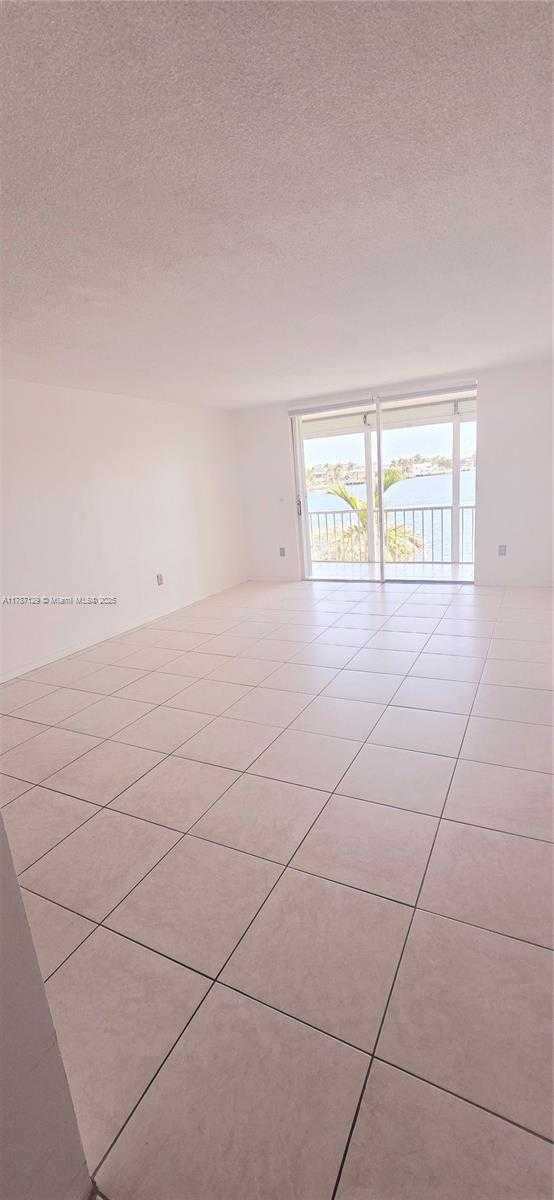 Small Image of Aventura Number 4