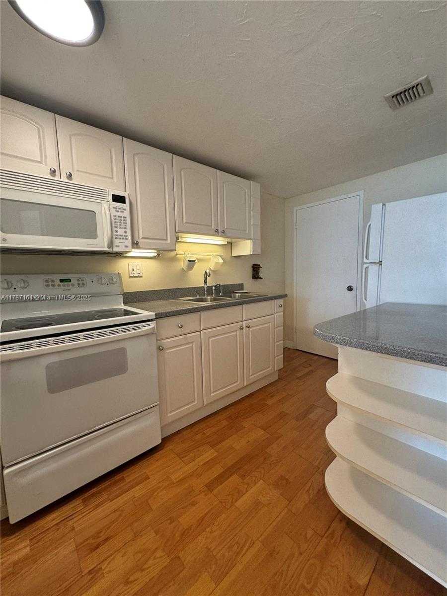 Small Image of 801 BRICKELL BAY DR #1163, Miami Number 12