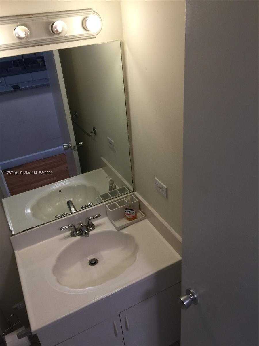 Small Image of 801 BRICKELL BAY DR #1163, Miami Number 16