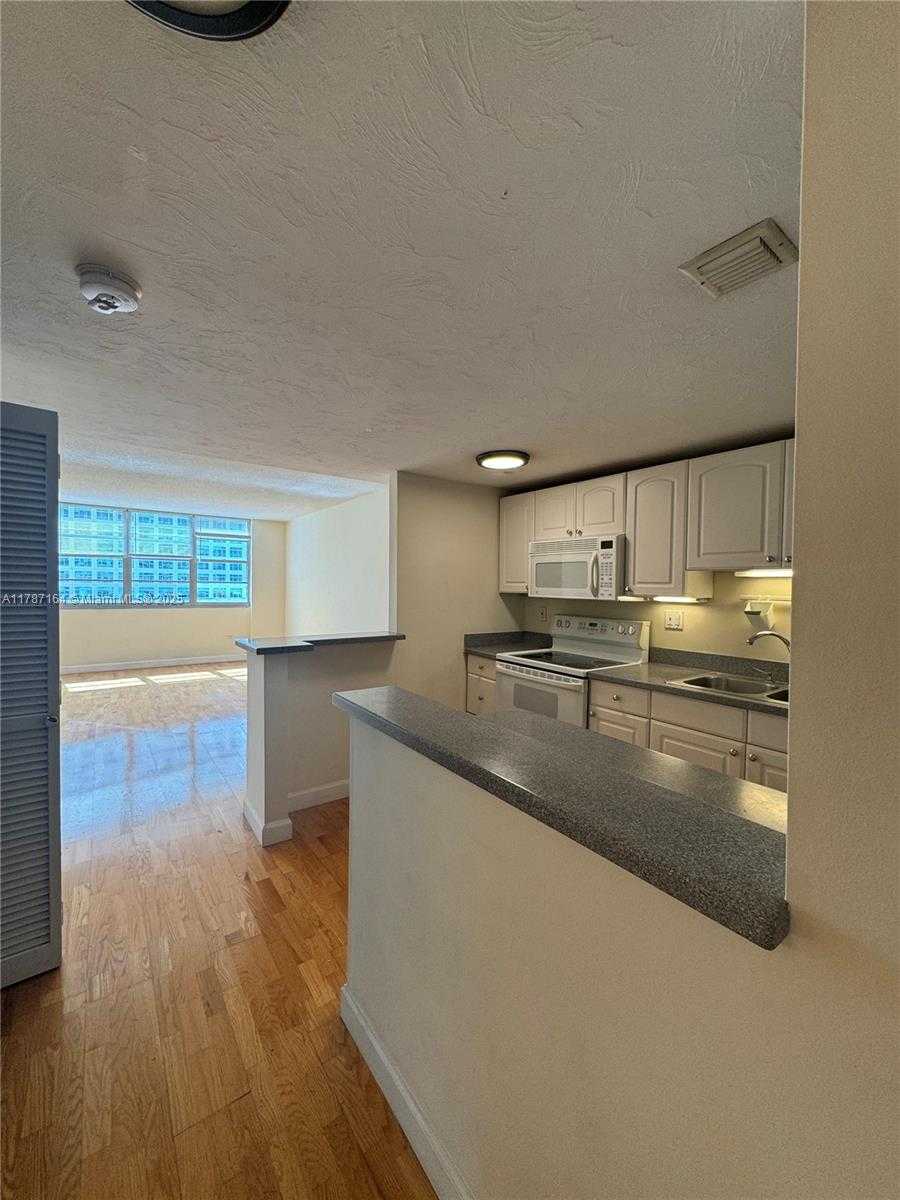 Small Image of 801 BRICKELL BAY DR #1163, Miami Number 2