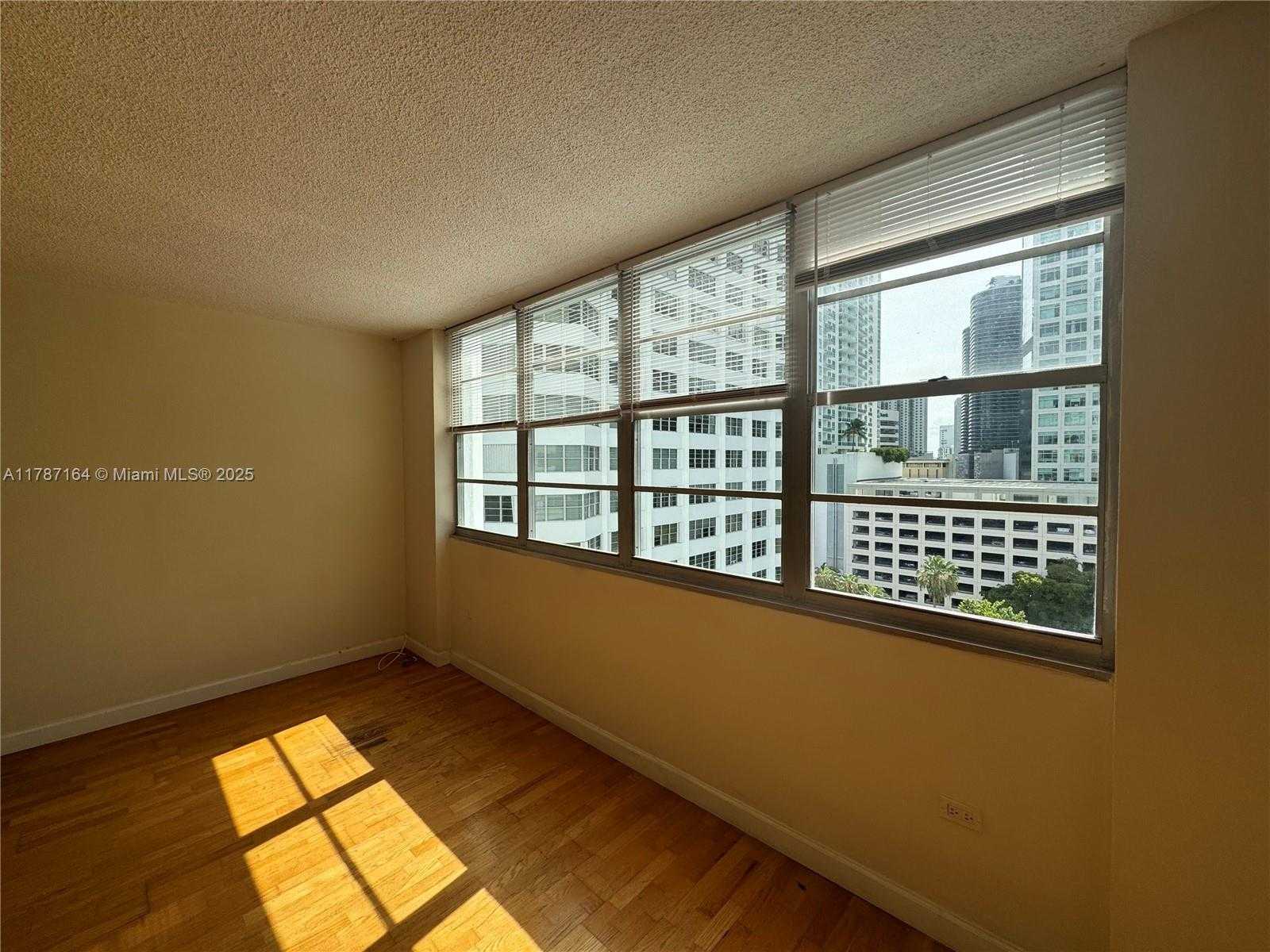 Small Image of 801 BRICKELL BAY DR #1163, Miami Number 4