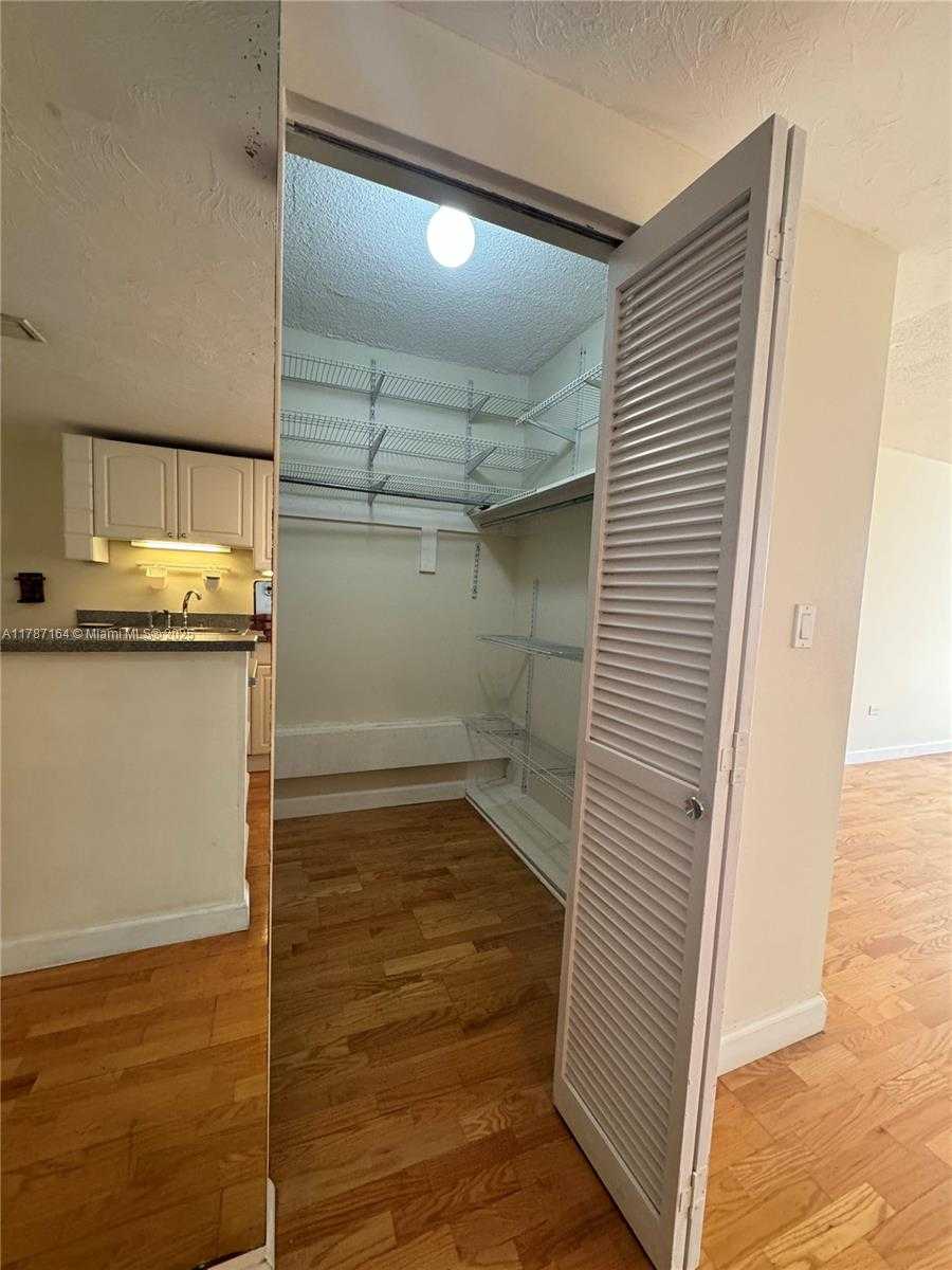 Small Image of 801 BRICKELL BAY DR #1163, Miami Number 7