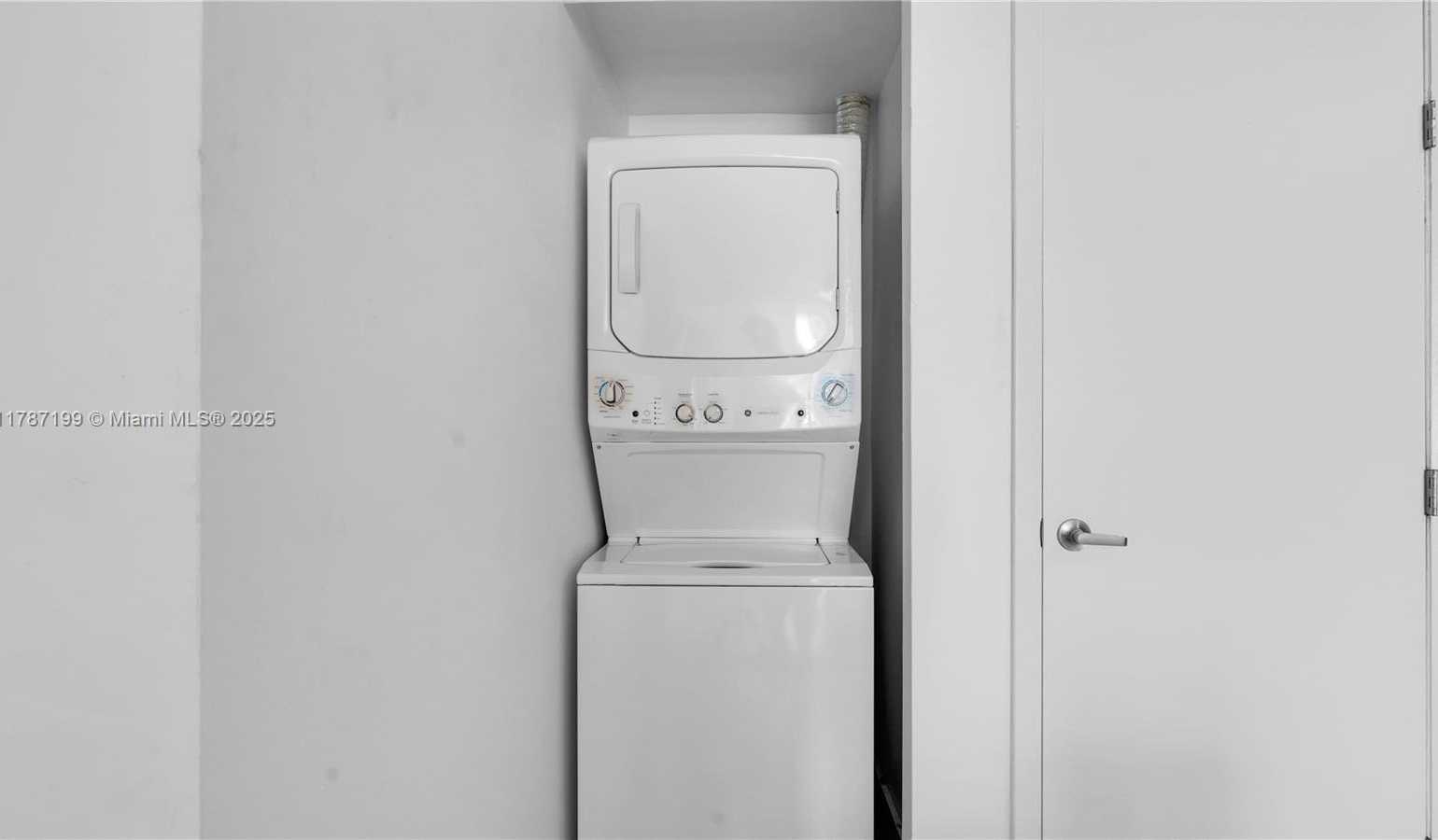 Small Image of 485 BRICKELL AVE #3911, Miami Number 15