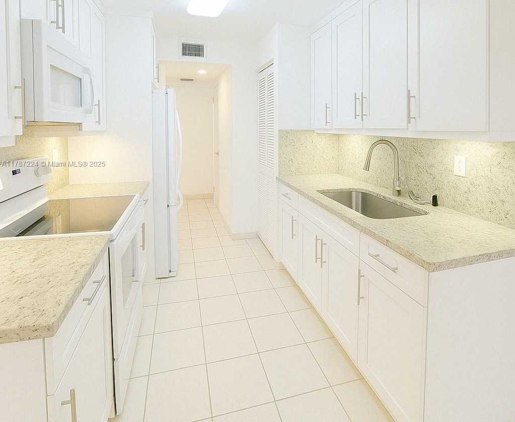 Small Image of 6061 COLLINS AVE #7B, Miami Beach Number 4