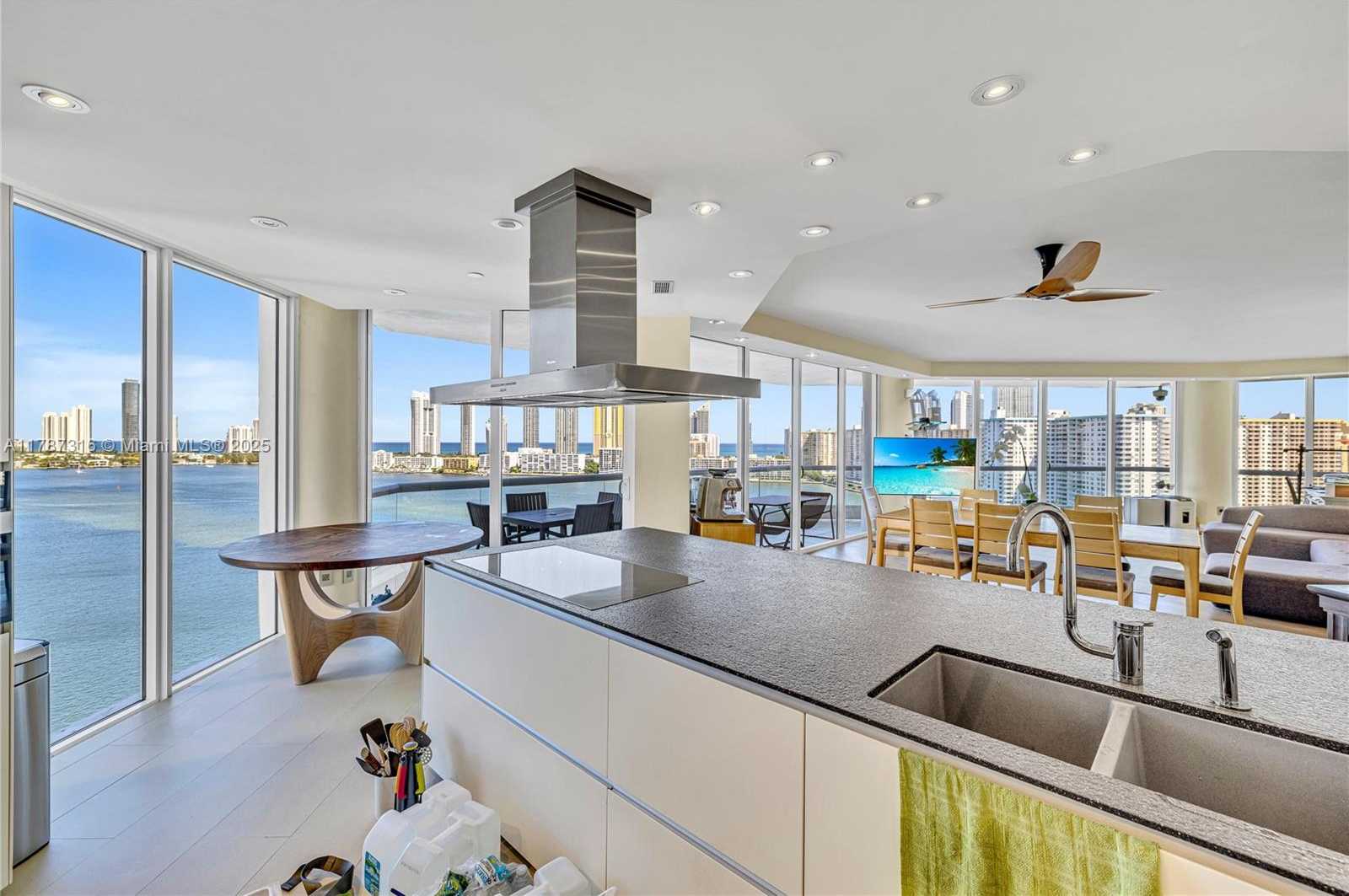 Small Image of 2600 ISLAND BLVD #1704, Aventura Number 16