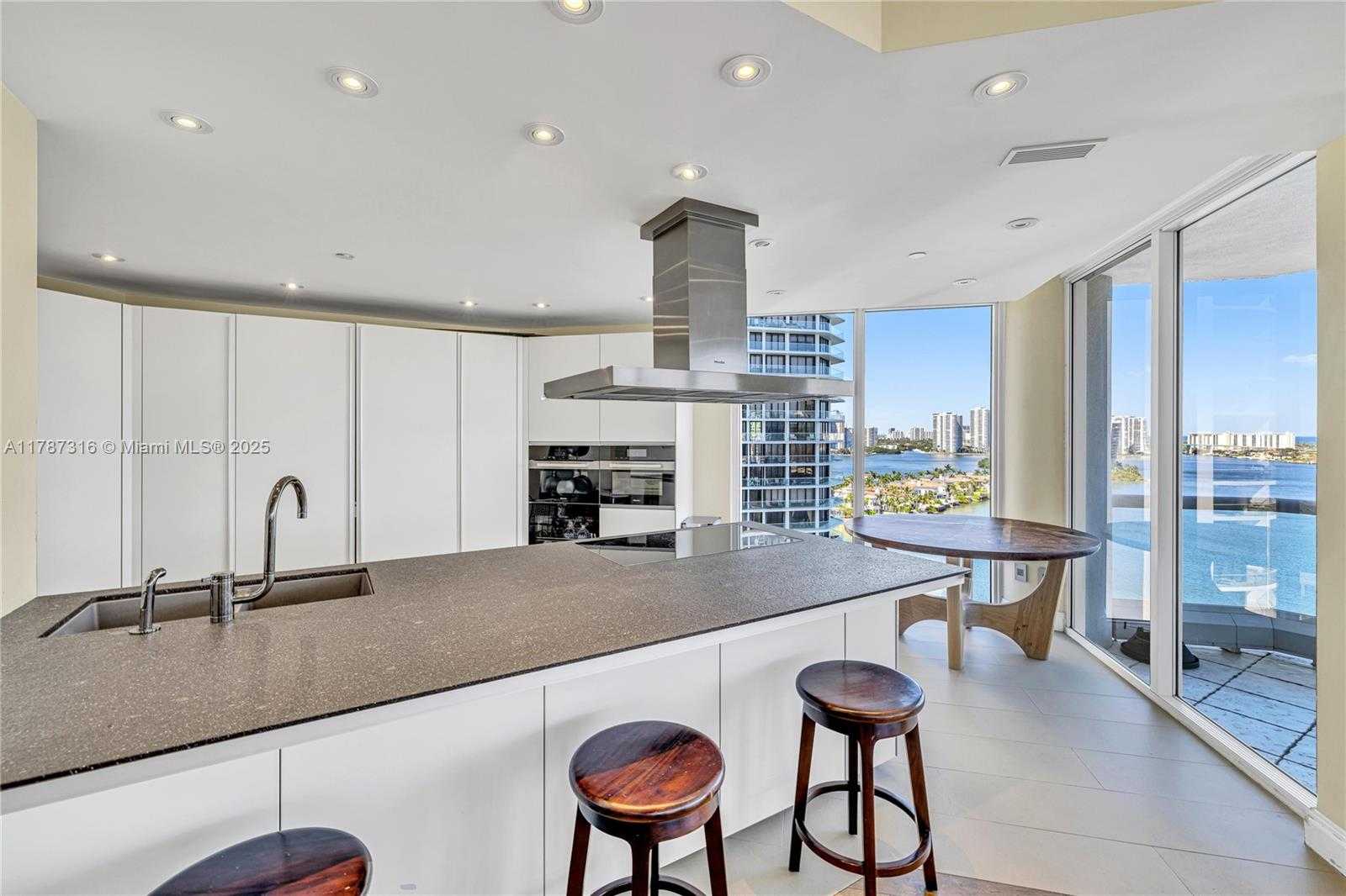 Small Image of 2600 ISLAND BLVD #1704, Aventura Number 17