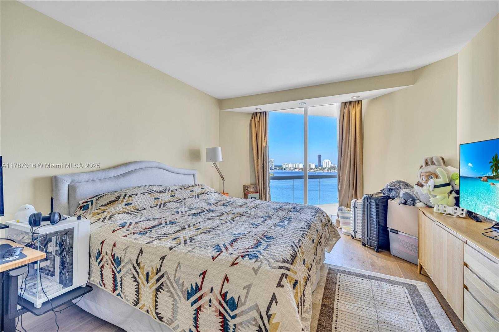 Small Image of 2600 ISLAND BLVD #1704, Aventura Number 31