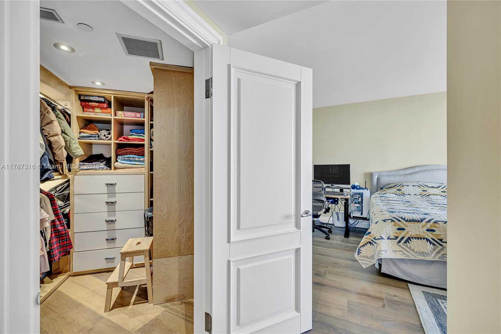 Small Image of 2600 ISLAND BLVD #1704, Aventura Number 32