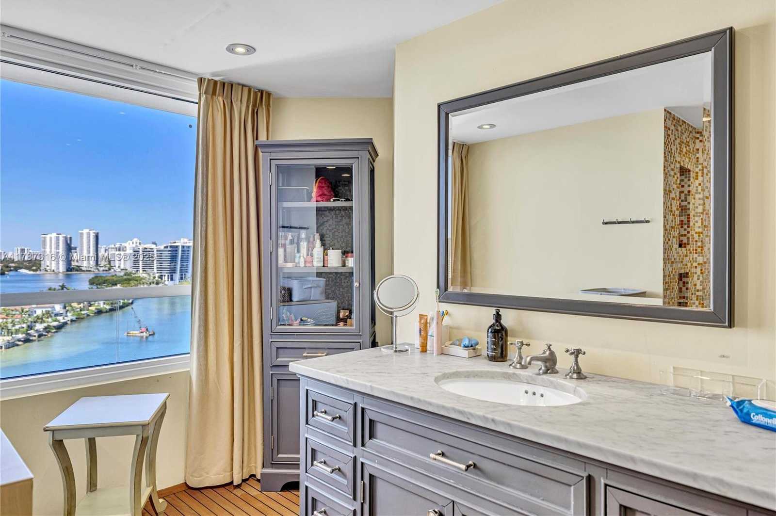 Small Image of 2600 ISLAND BLVD #1704, Aventura Number 34