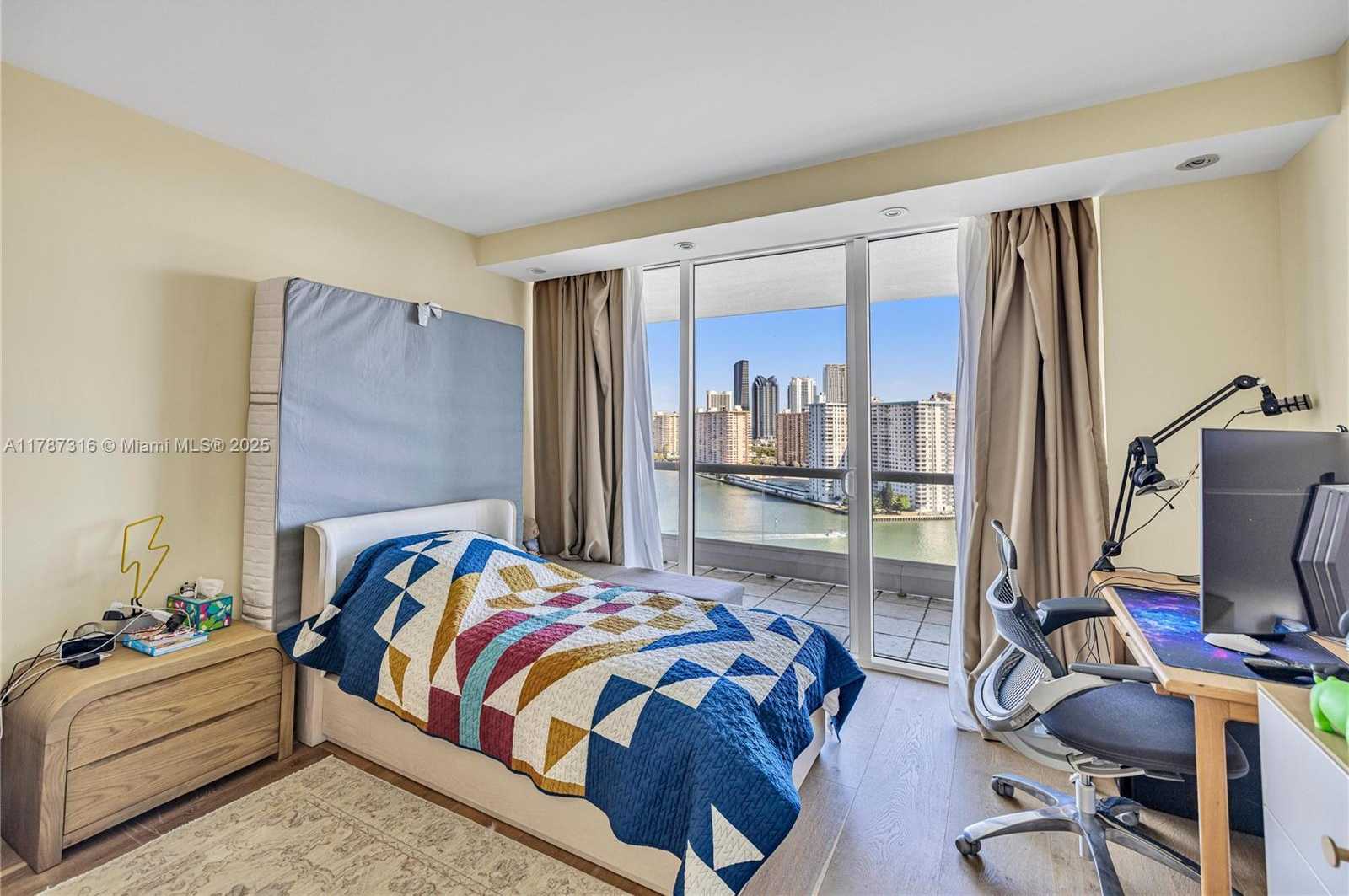 Small Image of 2600 ISLAND BLVD #1704, Aventura Number 37
