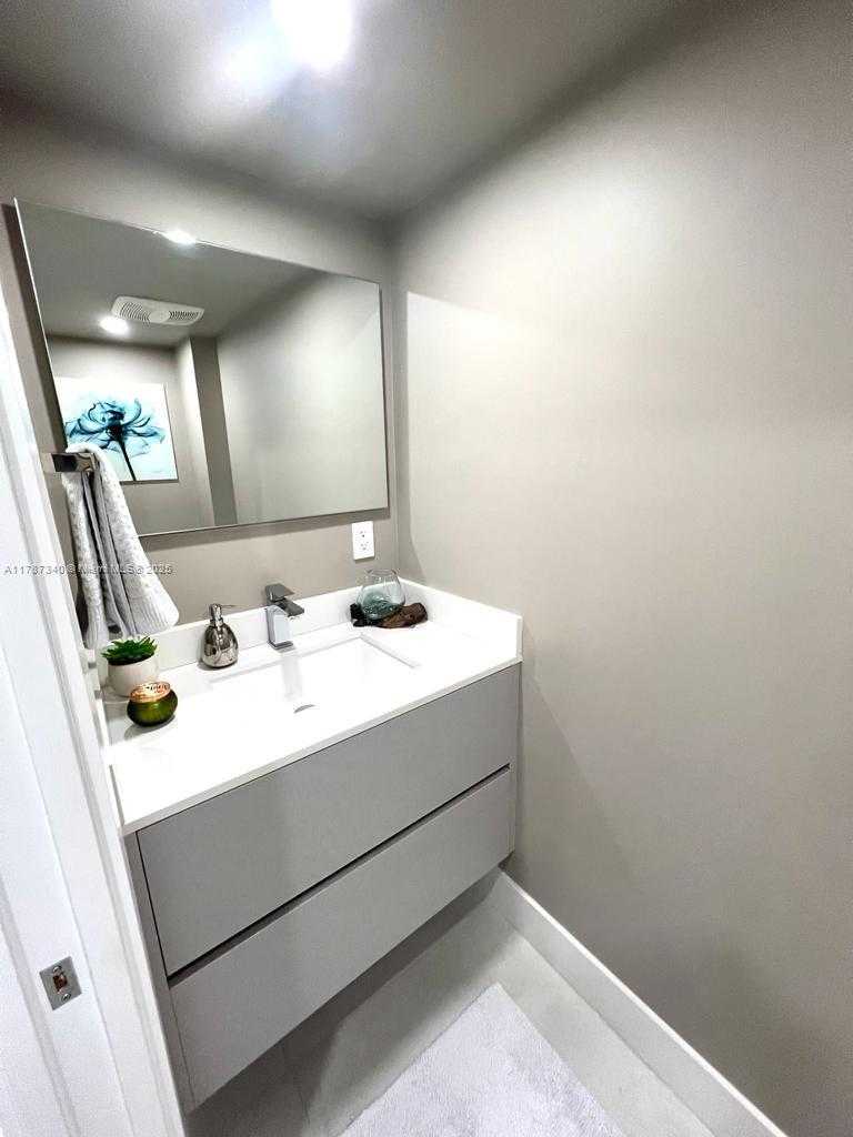 Small Image of 6917 COLLINS AVE #704, Miami Beach Number 13