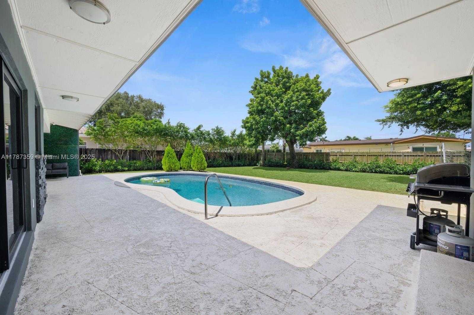 Small Image of 1951 NORTH EAST 187TH DR, North Miami Beach Number 2