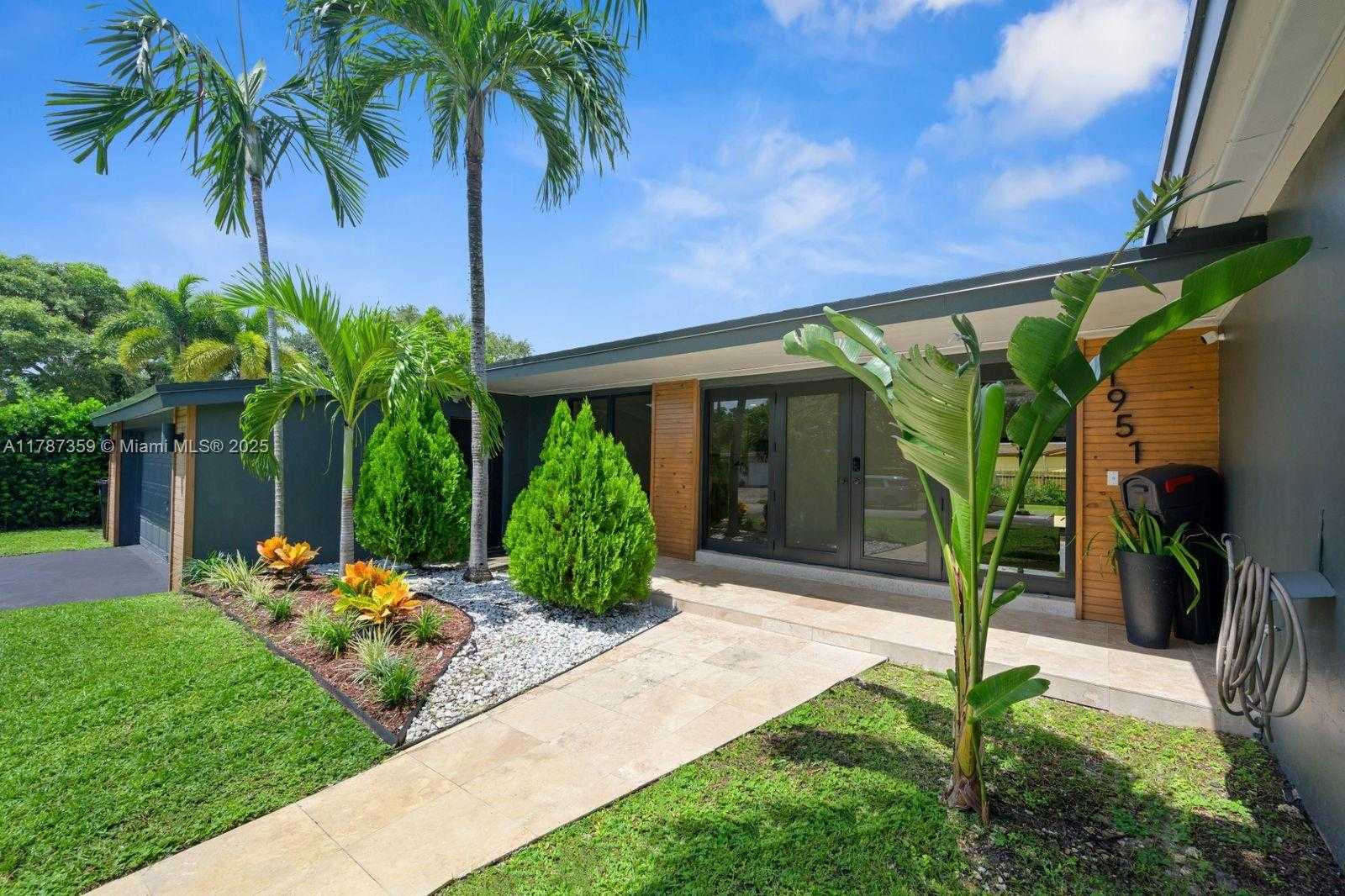 Small Image of 1951 NORTH EAST 187TH DR, North Miami Beach Number 4