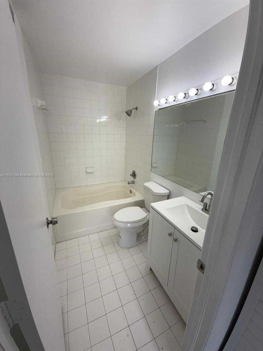 Small Image of 4320 NORTH WEST 107TH AVE #303-1, Doral Number 6