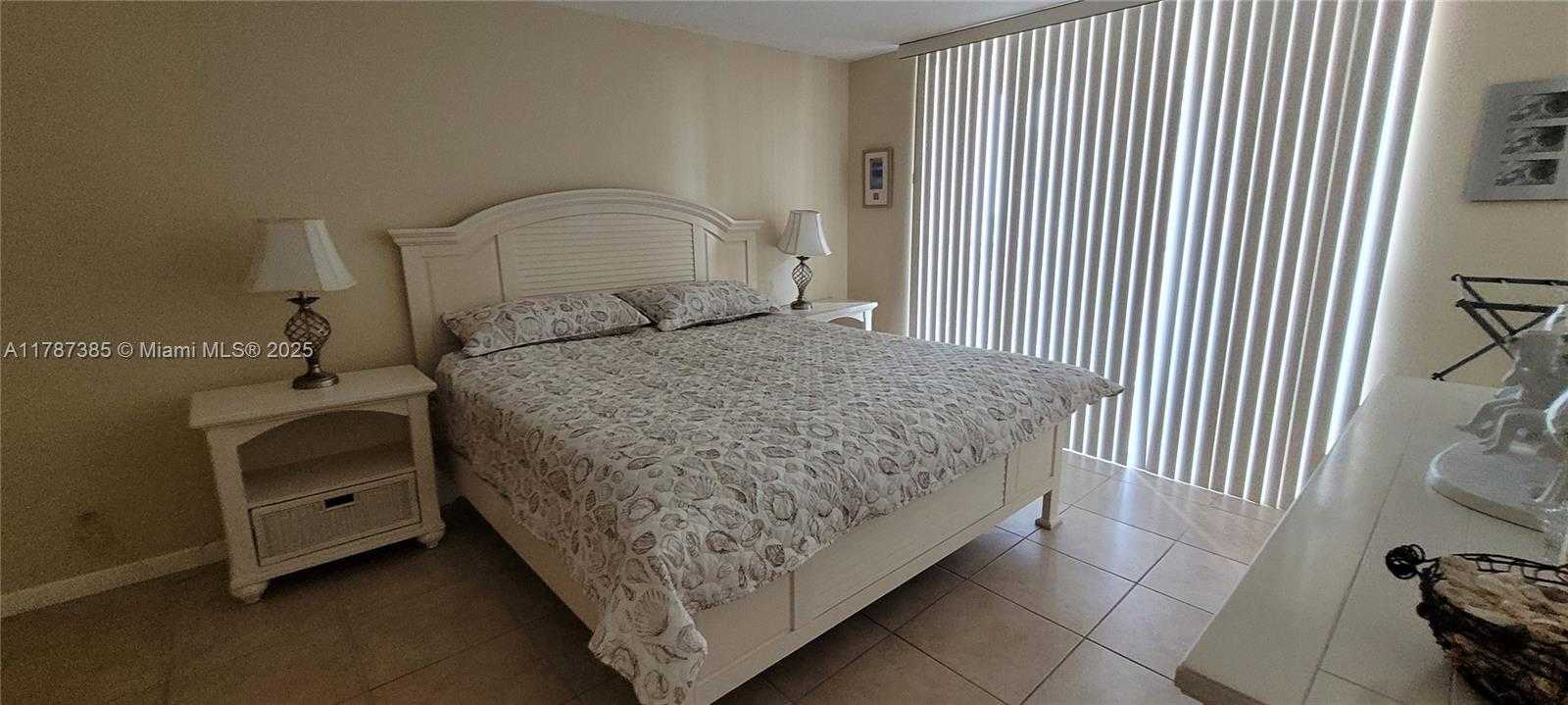 Small Image of 1825 SOUTH OCEAN DR #811, Hallandale Beach Number 5
