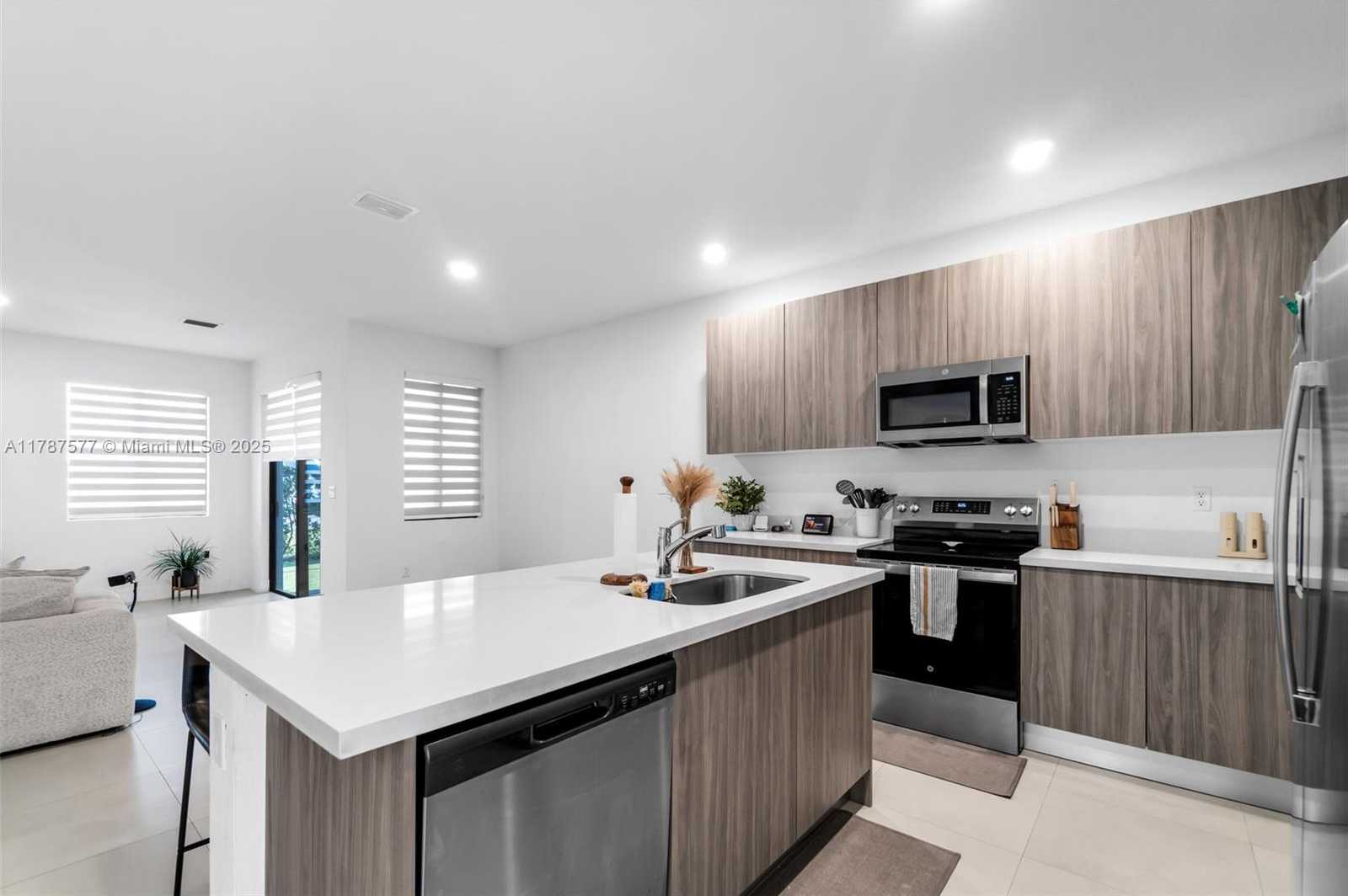 Small Image of 15737 SOUTH WEST 136TH TER, Miami Number 12