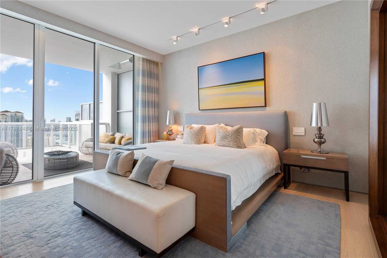 Small Image of 50 SOUTH POINTE DR #2703, Miami Beach Number 10