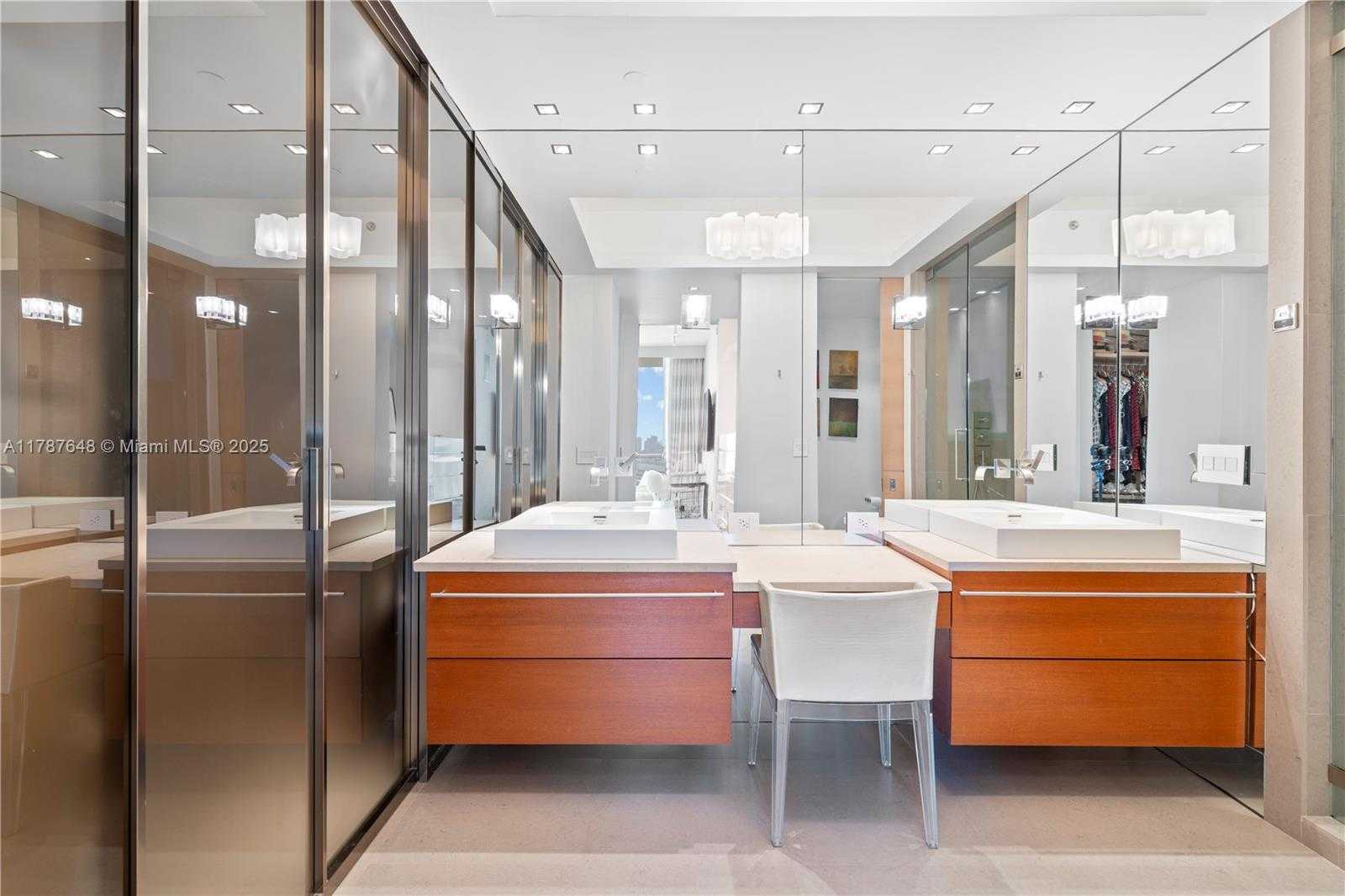 Small Image of 50 SOUTH POINTE DR #2703, Miami Beach Number 13