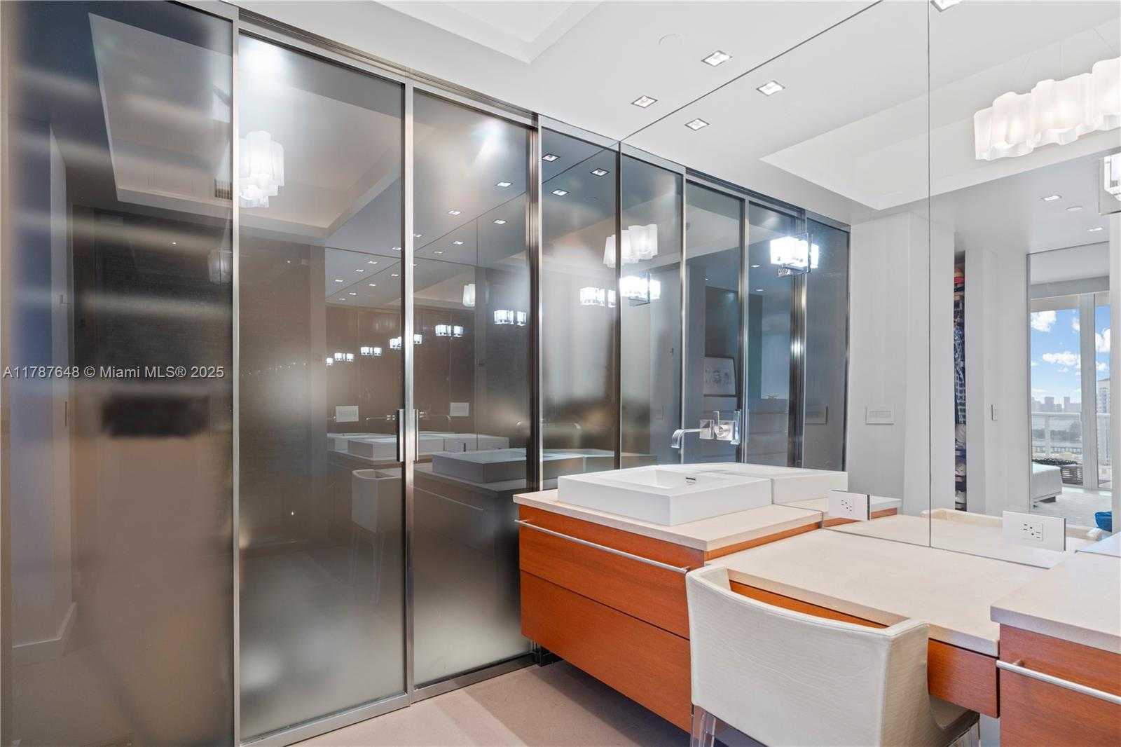 Small Image of 50 SOUTH POINTE DR #2703, Miami Beach Number 15