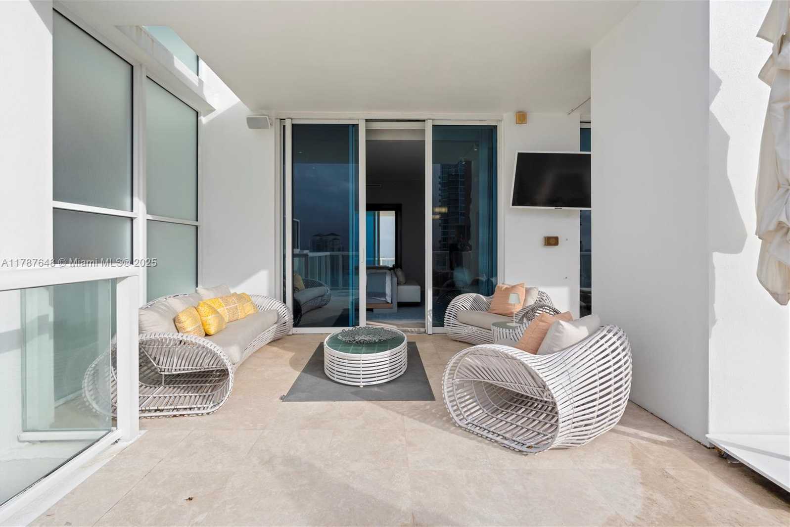 Small Image of 50 SOUTH POINTE DR #2703, Miami Beach Number 18