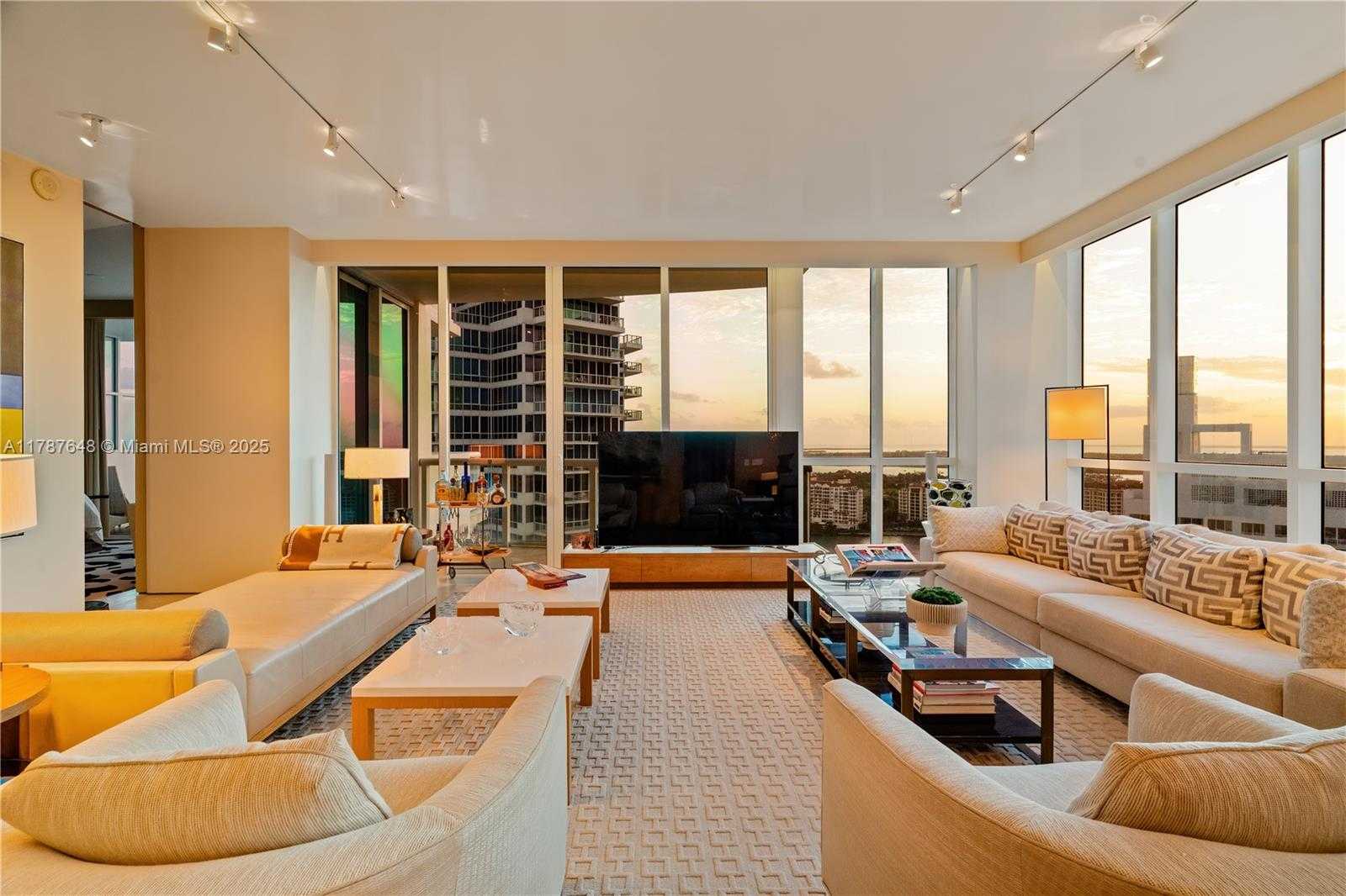 Small Image of 50 SOUTH POINTE DR #2703, Miami Beach Number 4
