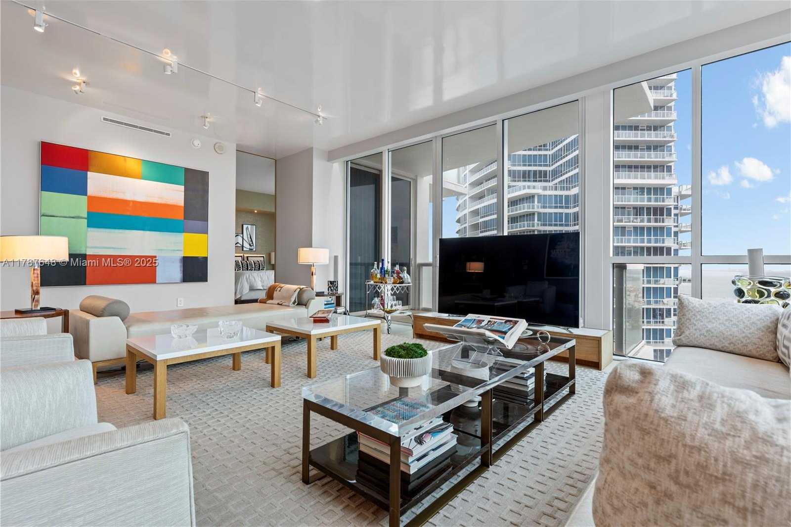 Small Image of 50 SOUTH POINTE DR #2703, Miami Beach Number 5